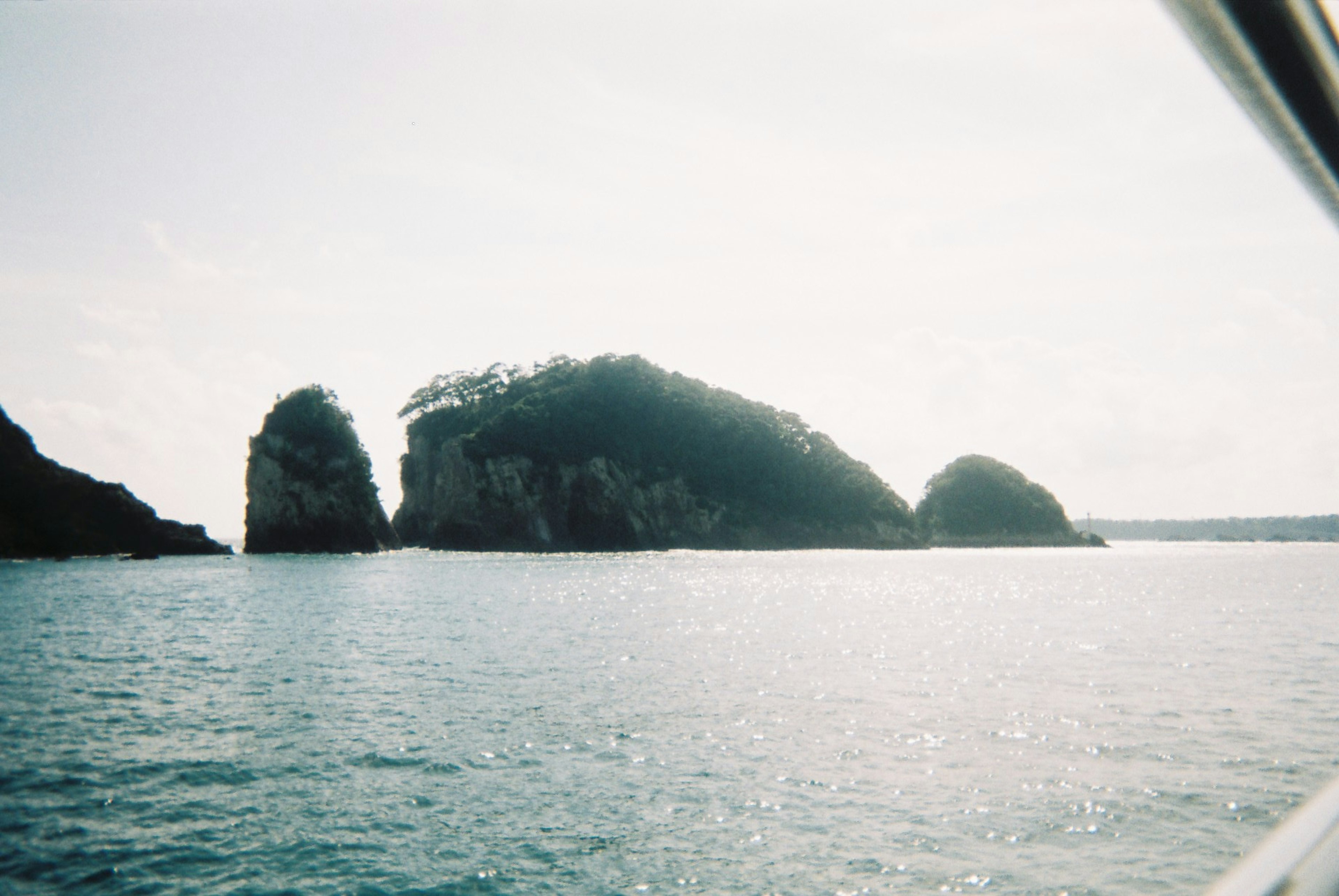 Îles dans la mer avec surface d'eau calme