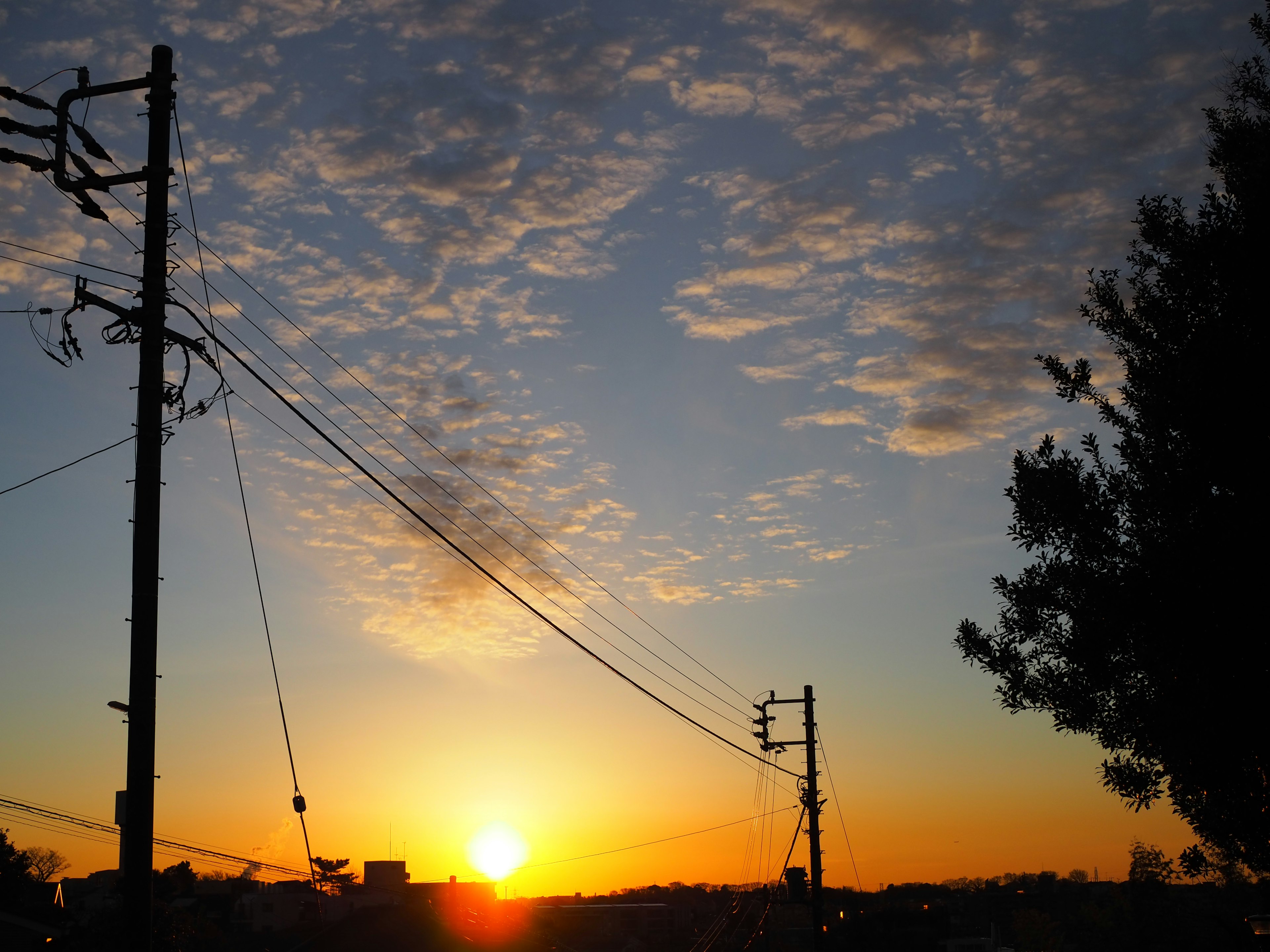 夕日が沈む美しい風景と電柱のシルエット