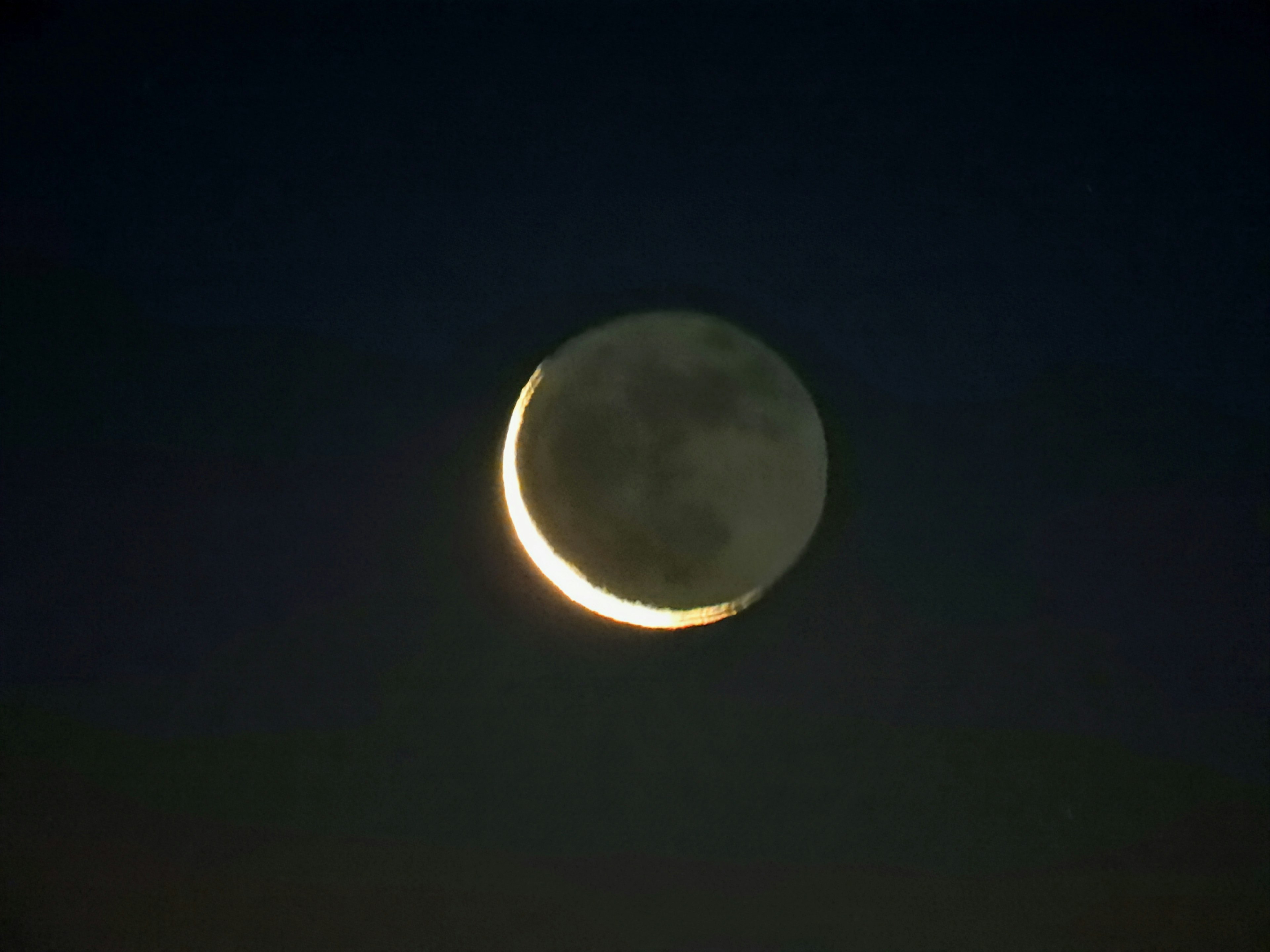 Una bella luna crescente illuminata nel cielo notturno