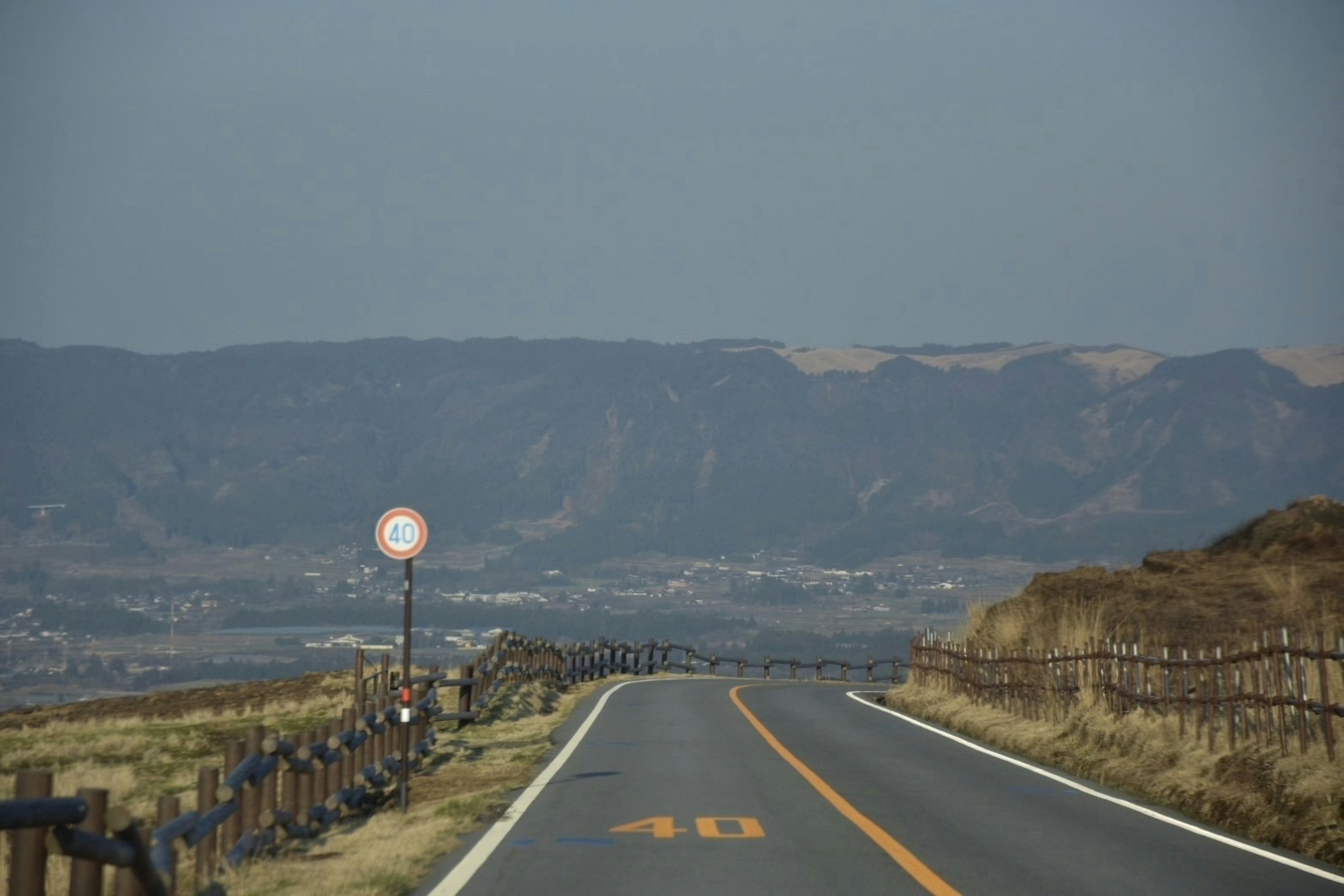 青い空の下の静かな道路と山の風景