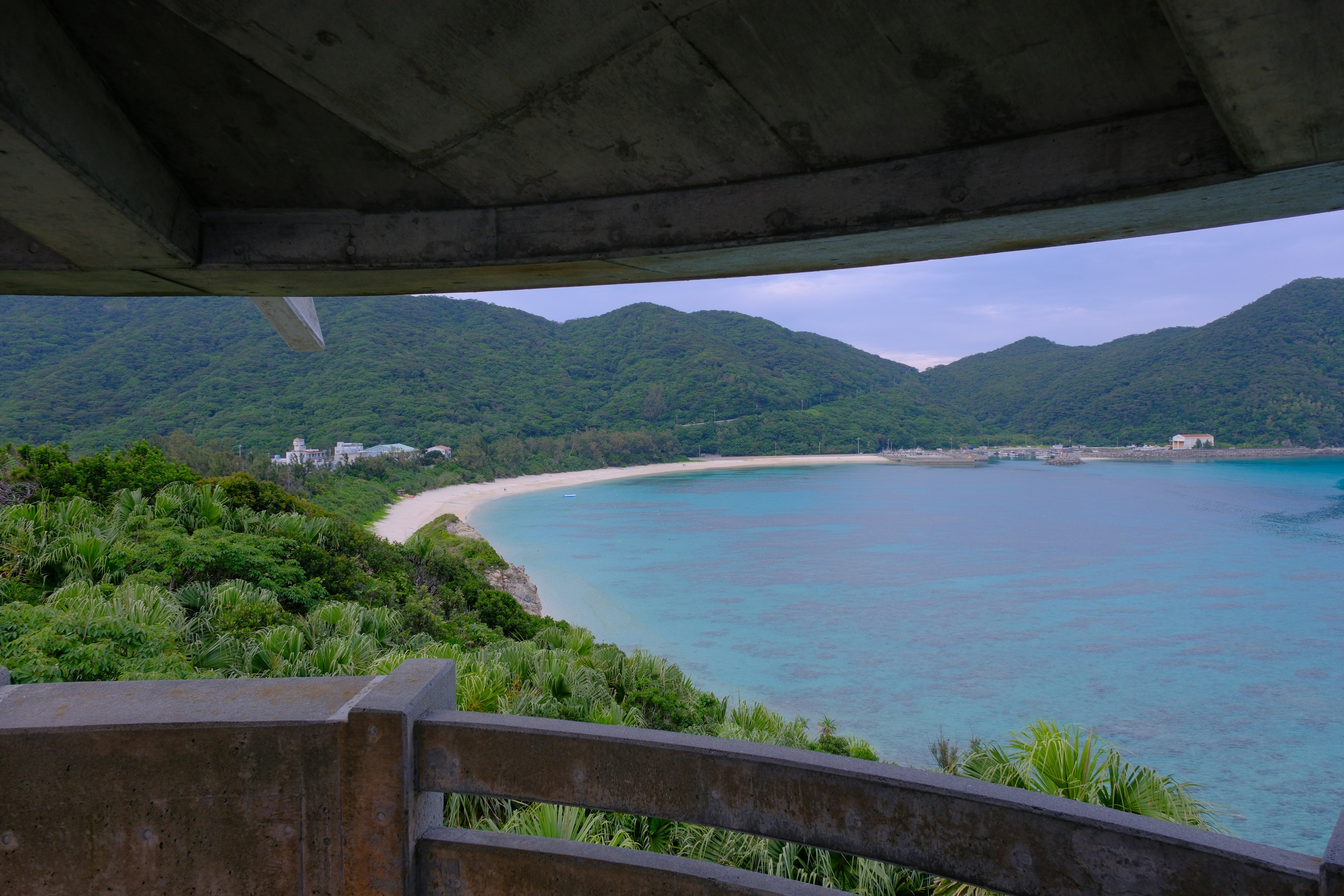 海岸線と山々の美しい景色が見える展望台からの眺め