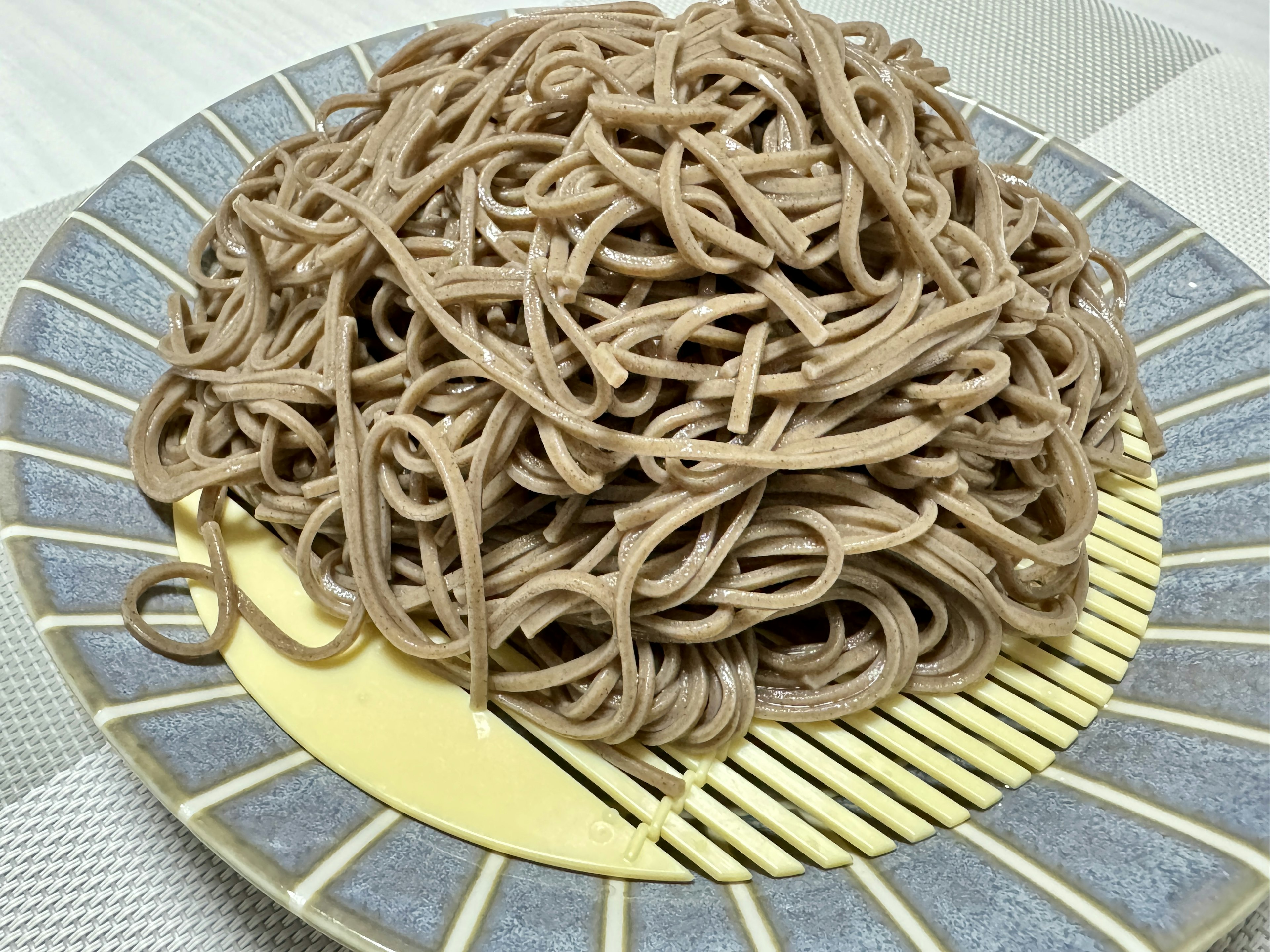 Un plato de fideos soba dispuestos ordenadamente