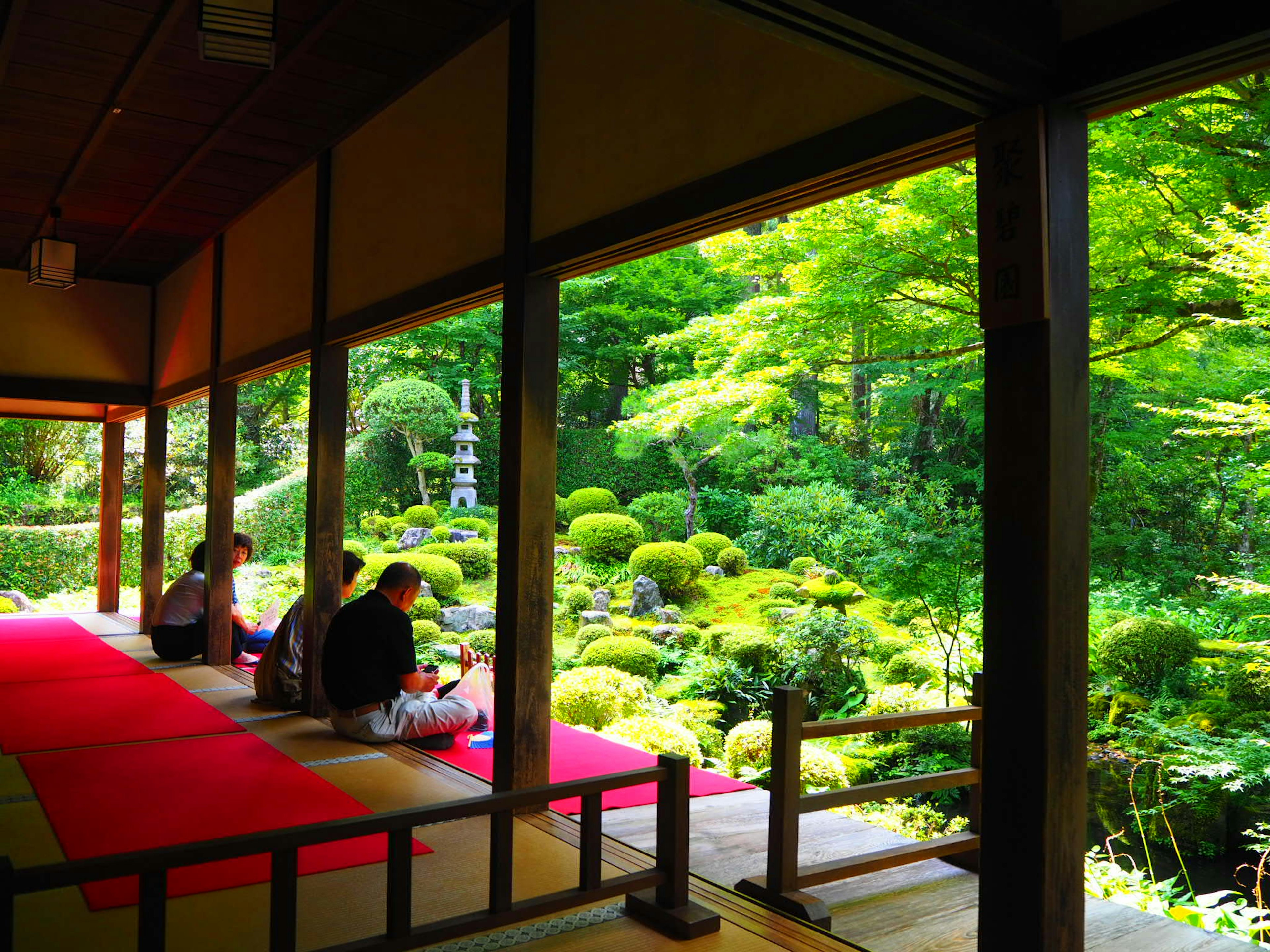 Menschen genießen einen schönen japanischen Garten mit üppigem Grün