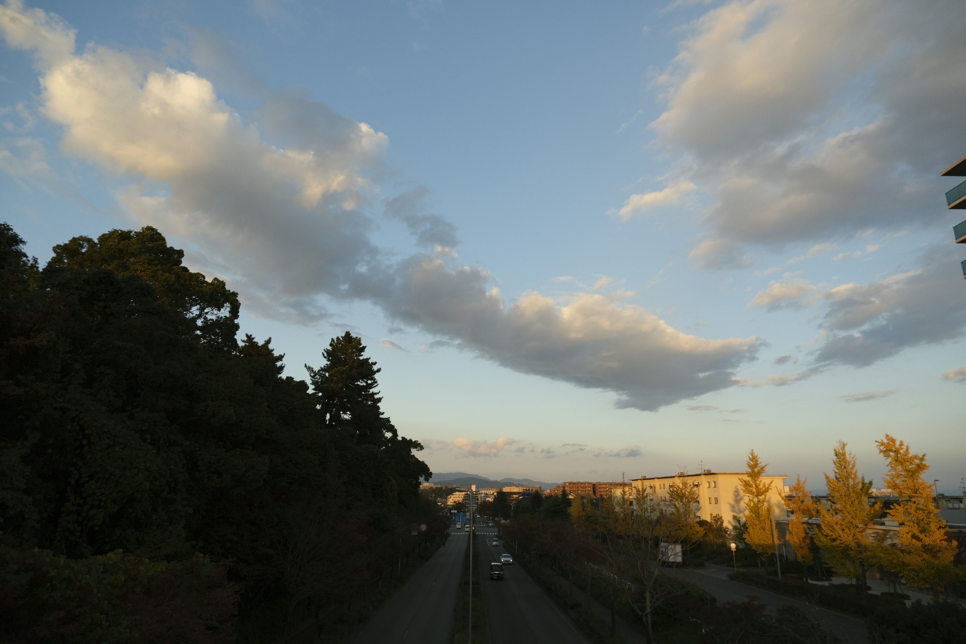 Vue panoramique avec ciel bleu et nuages blancs zone résidentielle éloignée visible