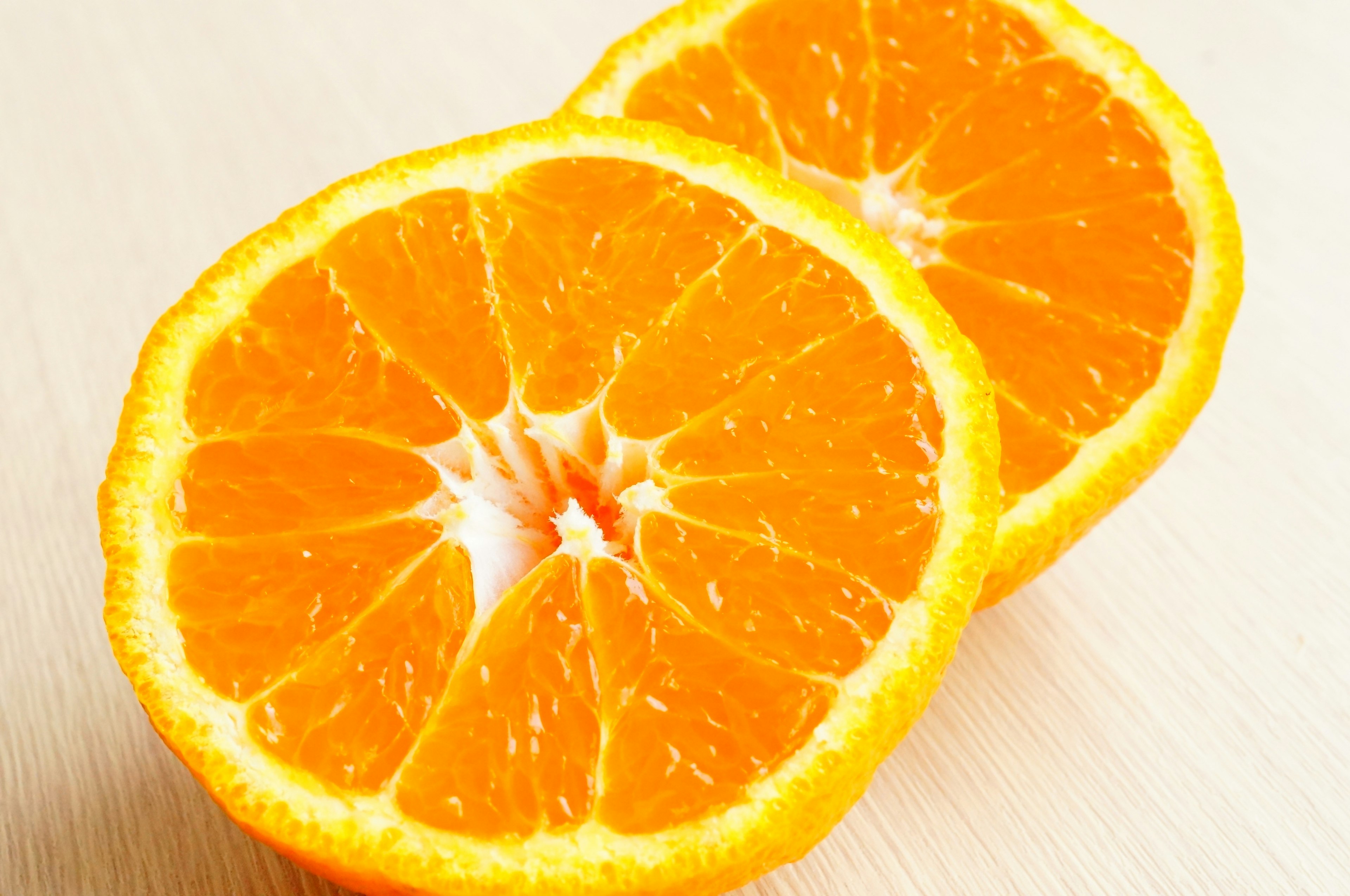 Tranches d'orange coupées montrant une couleur orange vive