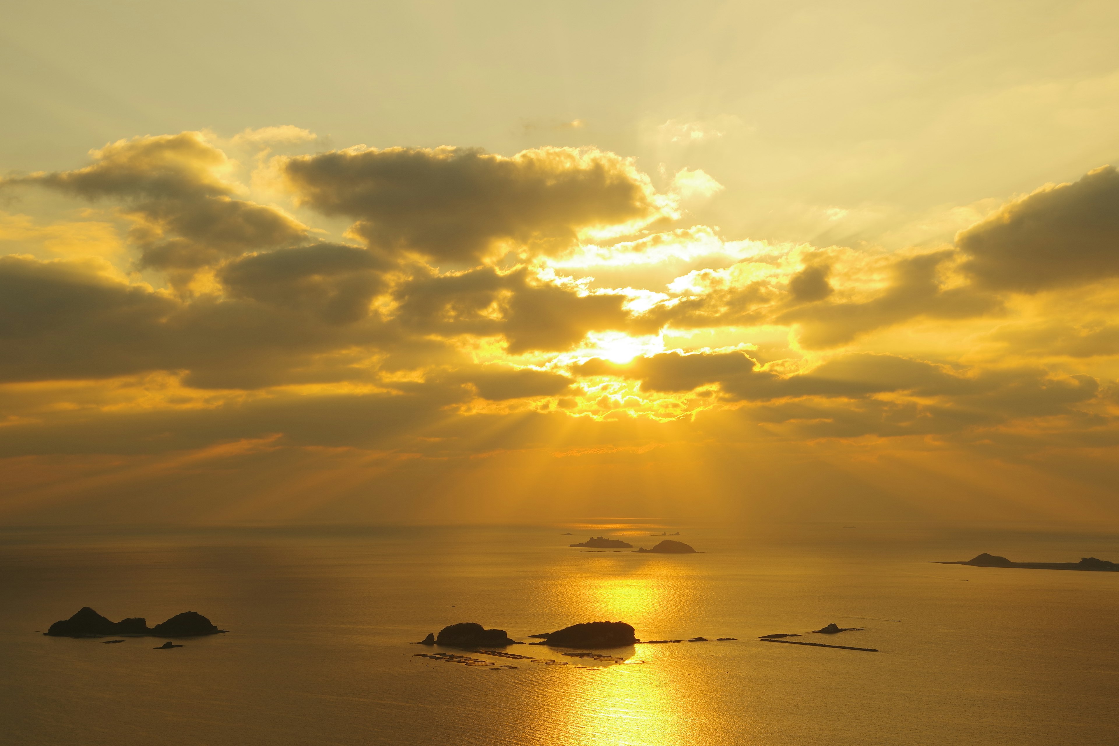 Un beau coucher de soleil se reflétant sur l'océan