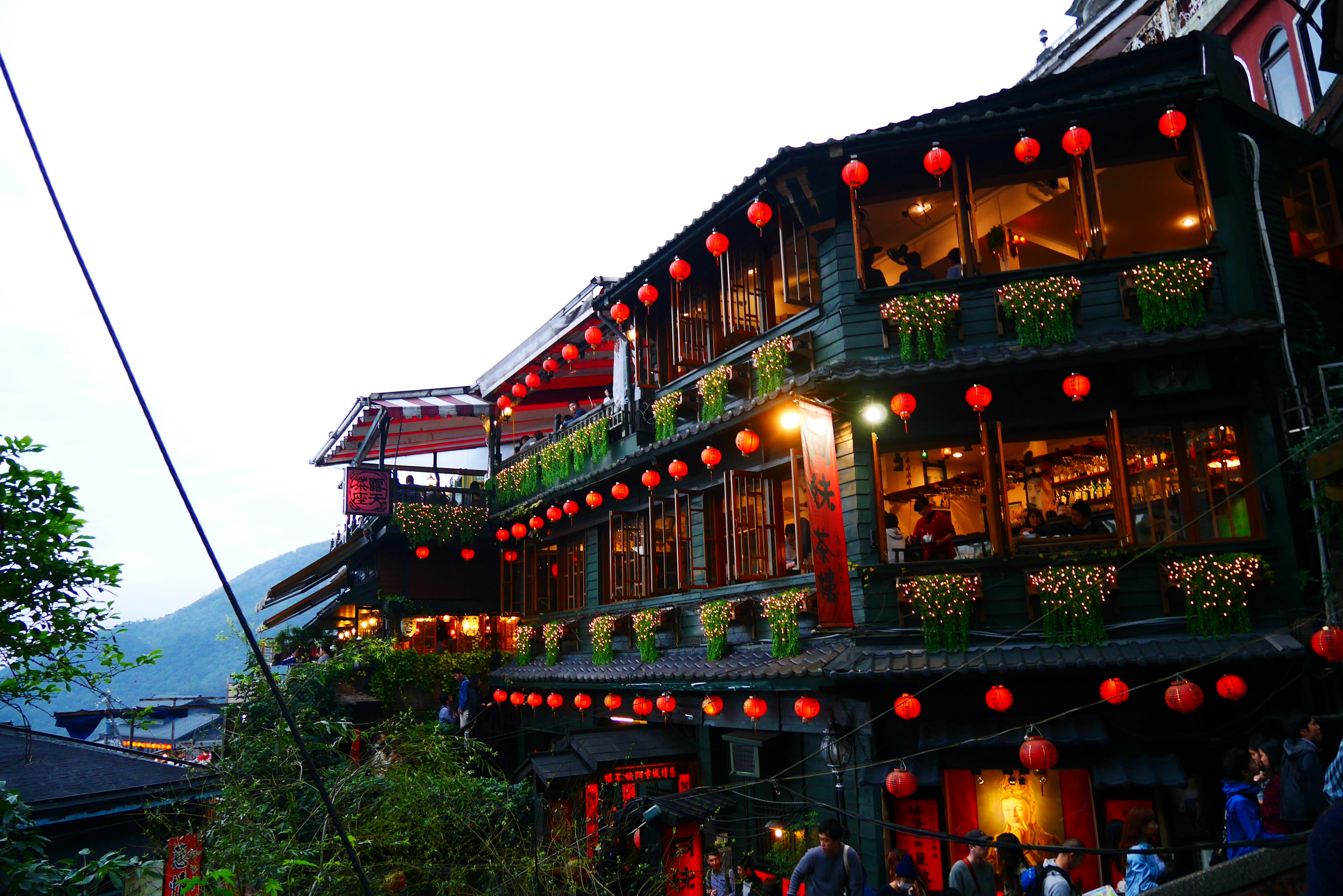 Edificio tradicional taiwanés adornado con linternas al atardecer