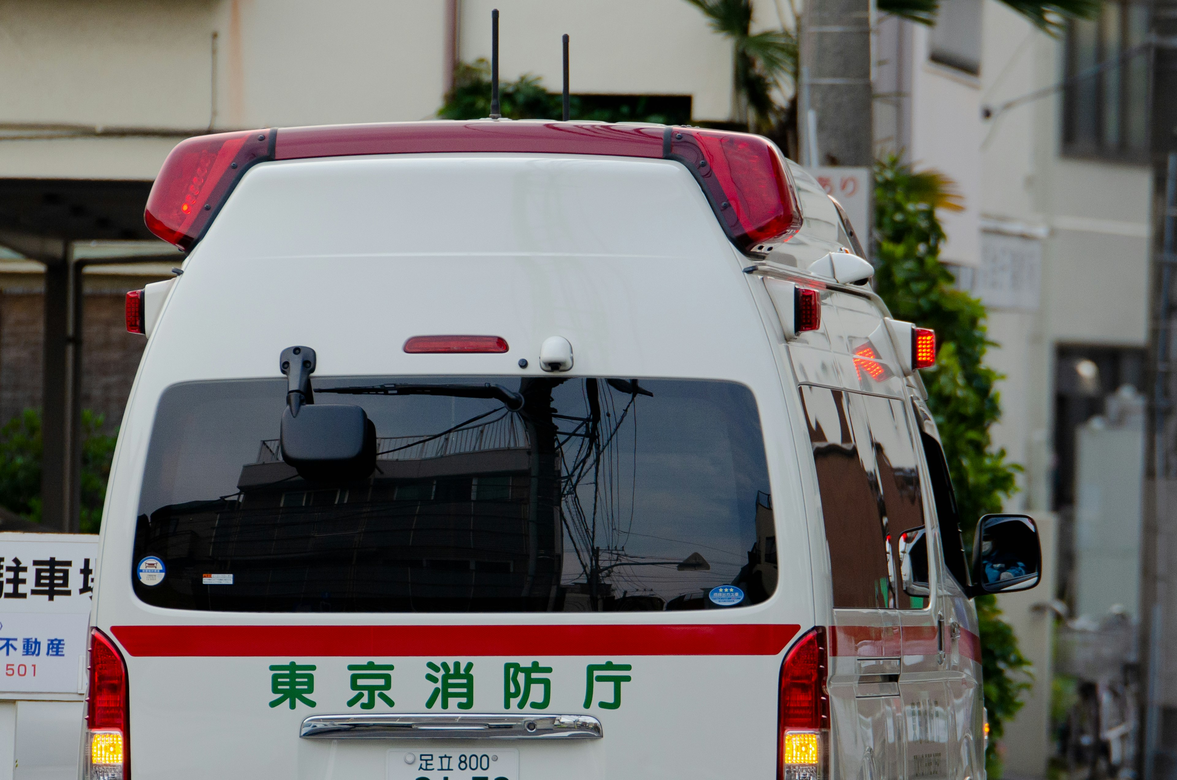 Vista trasera de una ambulancia del departamento de bomberos de Tokio