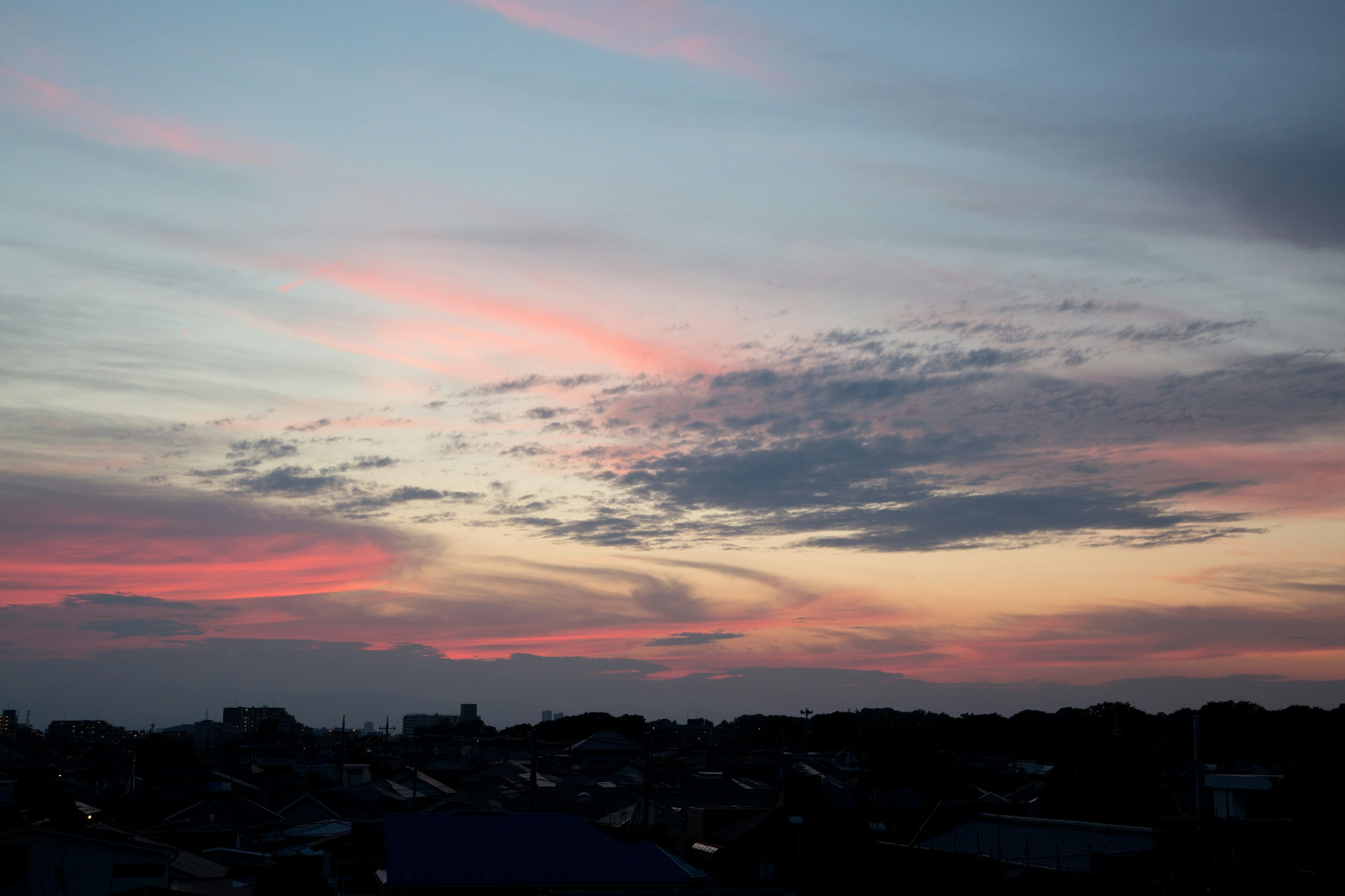 美丽的日落天空，云彩和生动的颜色