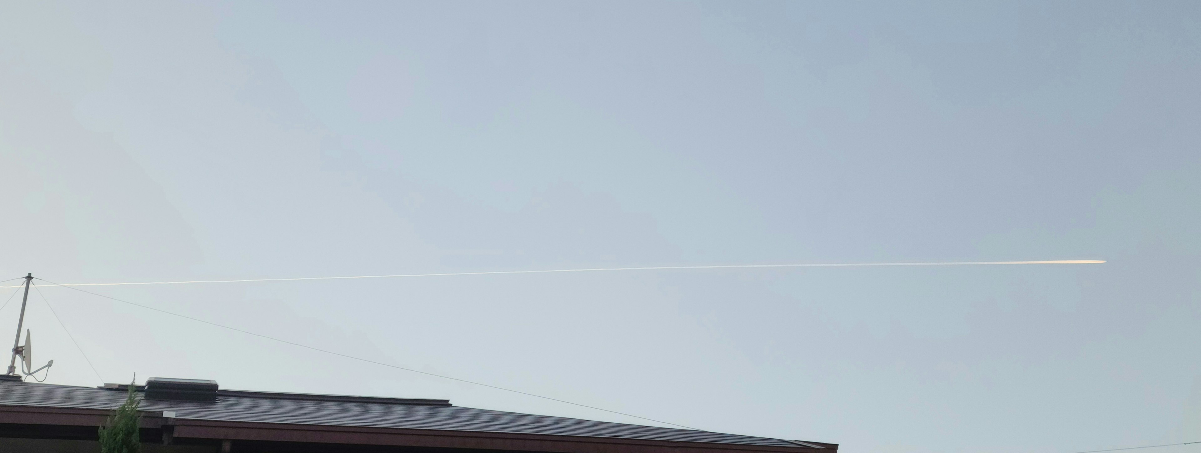 Un ciel dégagé avec un trainée d'avion visible