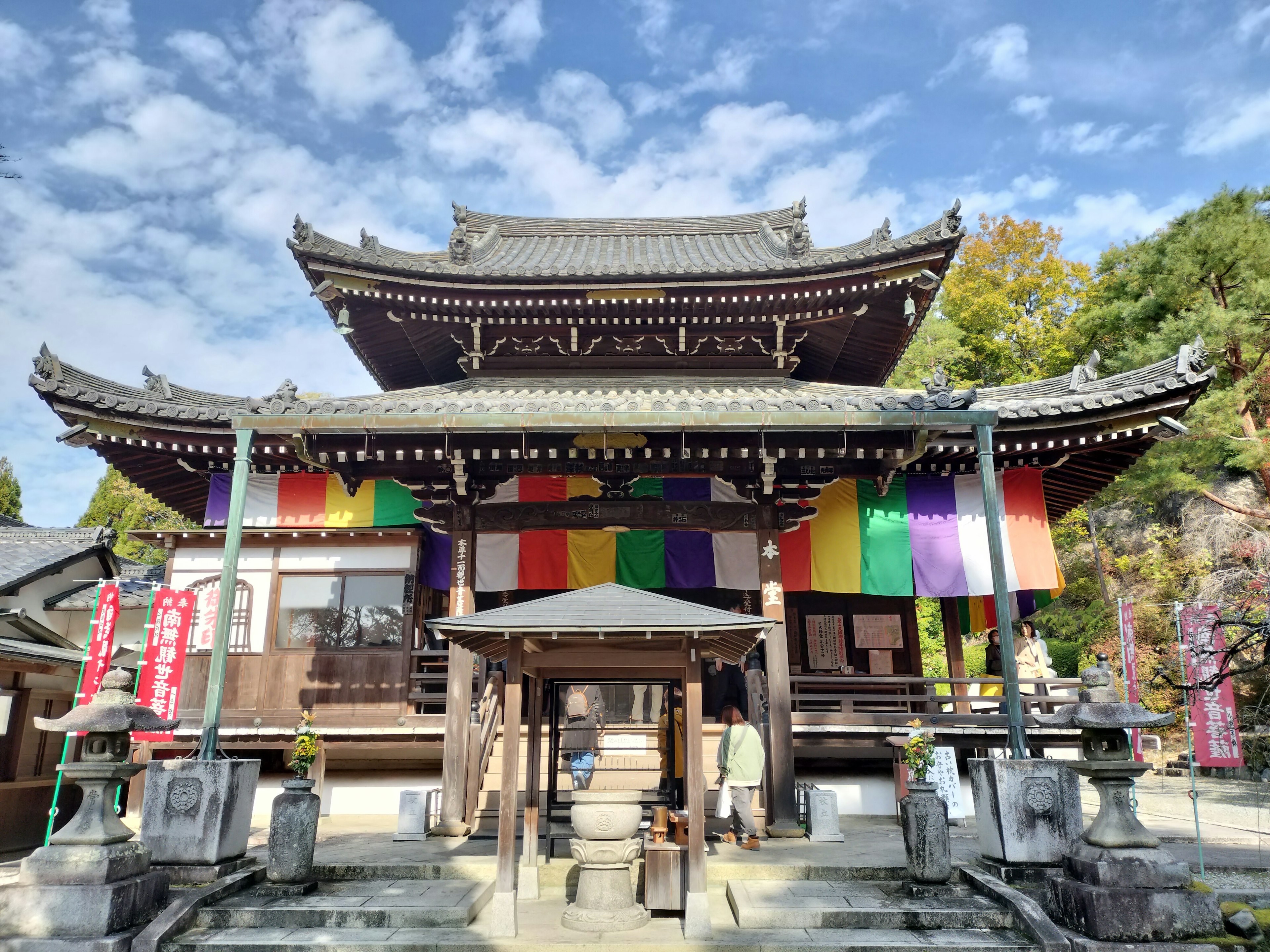 Una bella struttura di tempio decorata con tessuti colorati