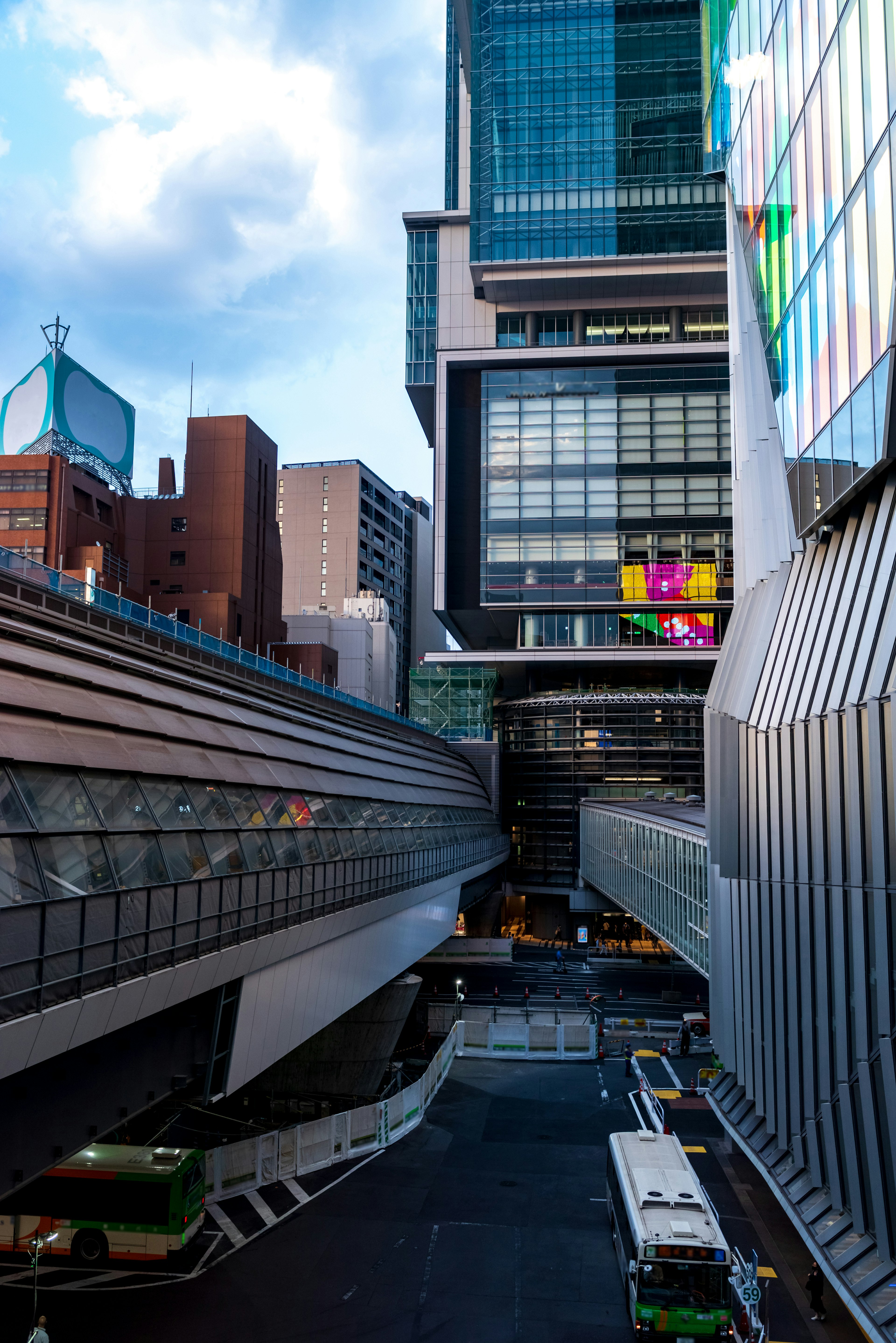 都市の高層ビルと現代的な建築が並ぶ景観