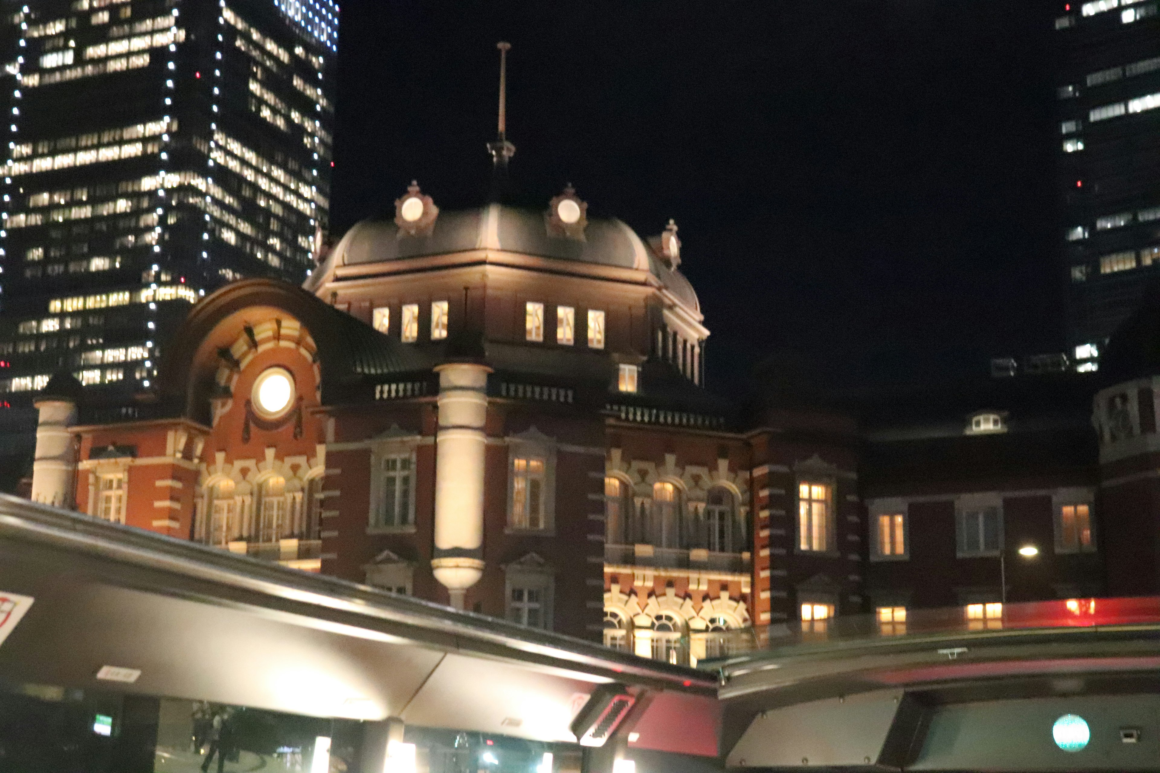 東京駅の歴史的な建物が夜間にライトアップされている