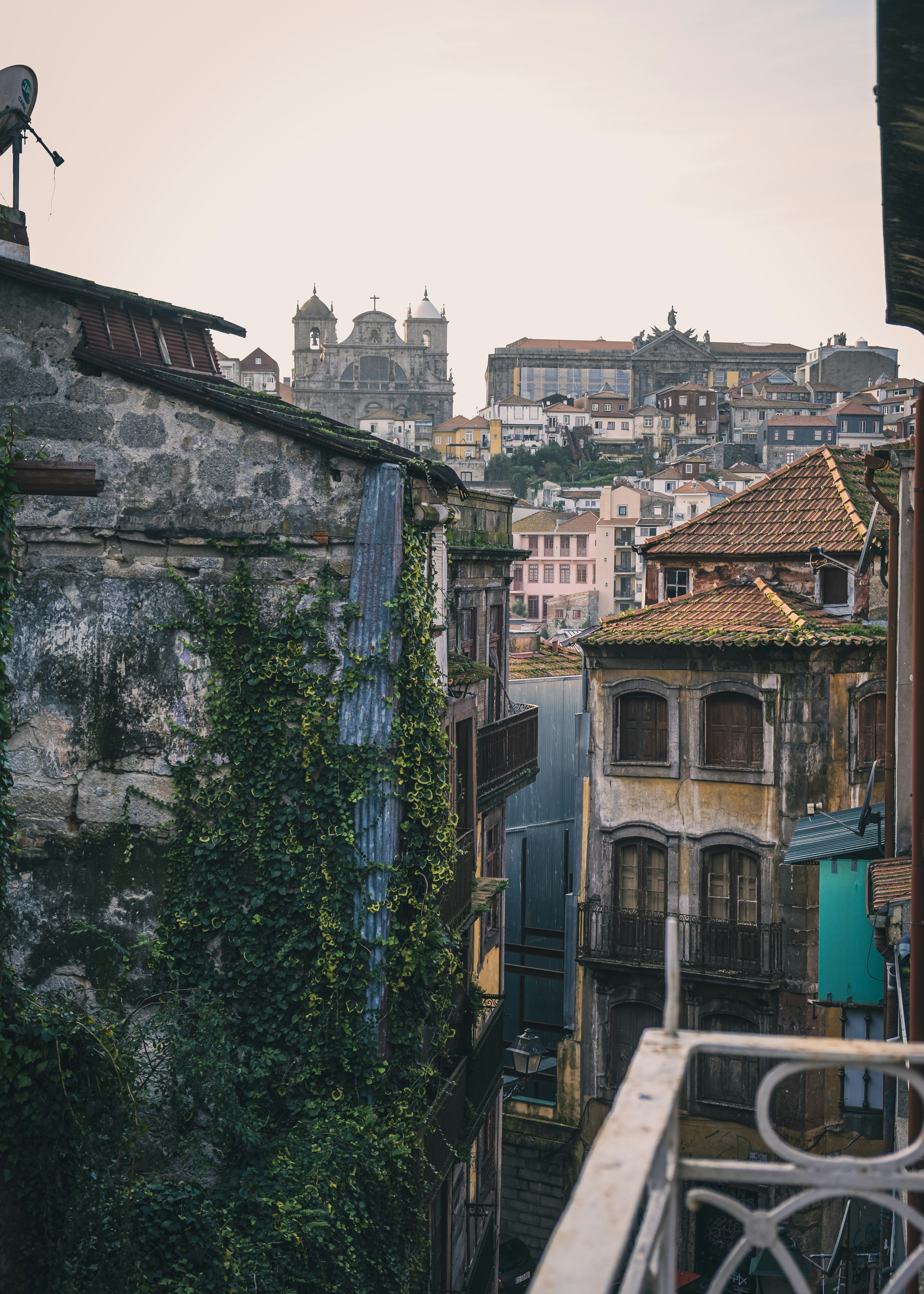 Paisaje urbano con edificios antiguos y enredaderas verdes