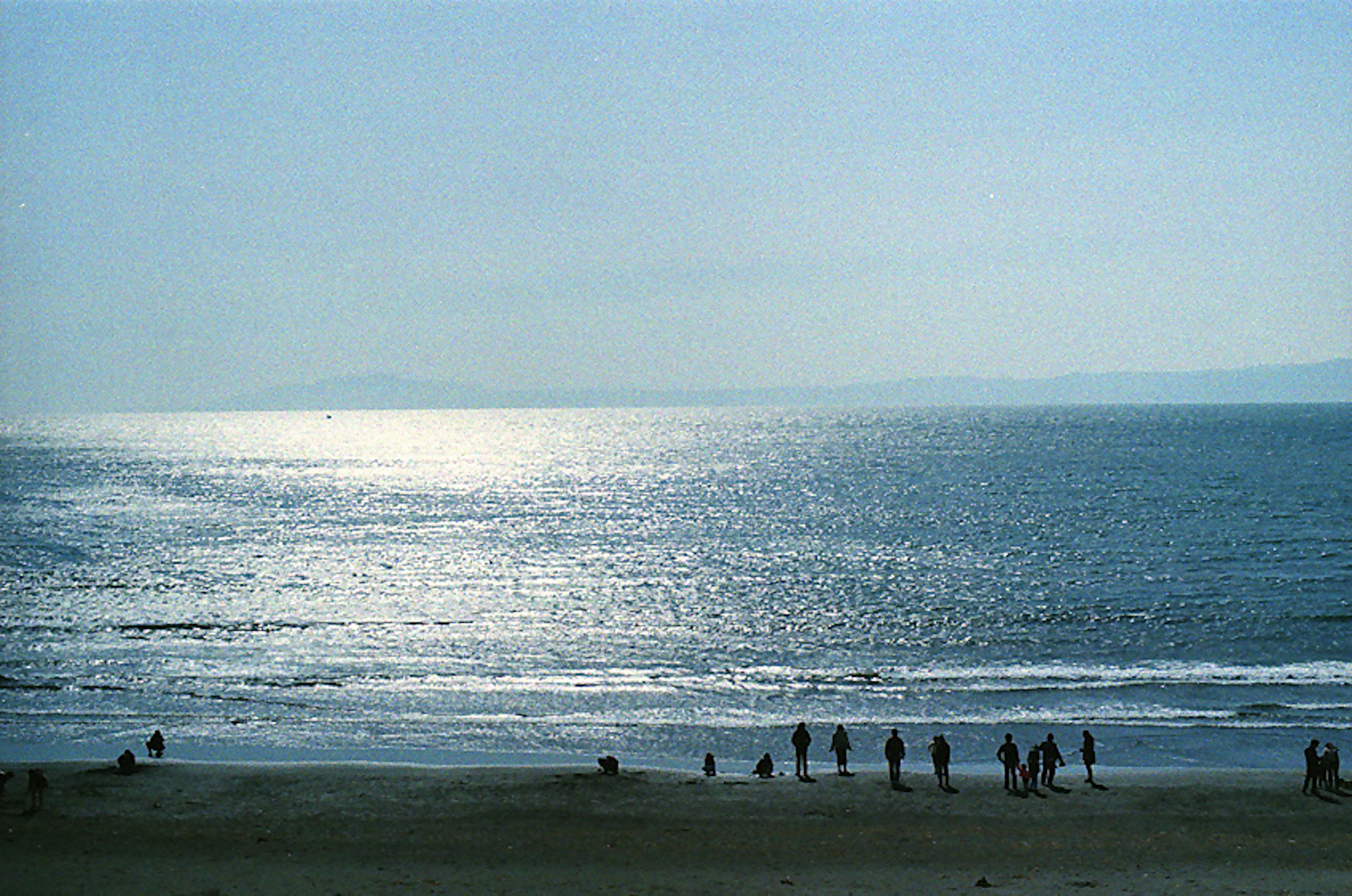 青い海と静かなビーチに人々がいる風景