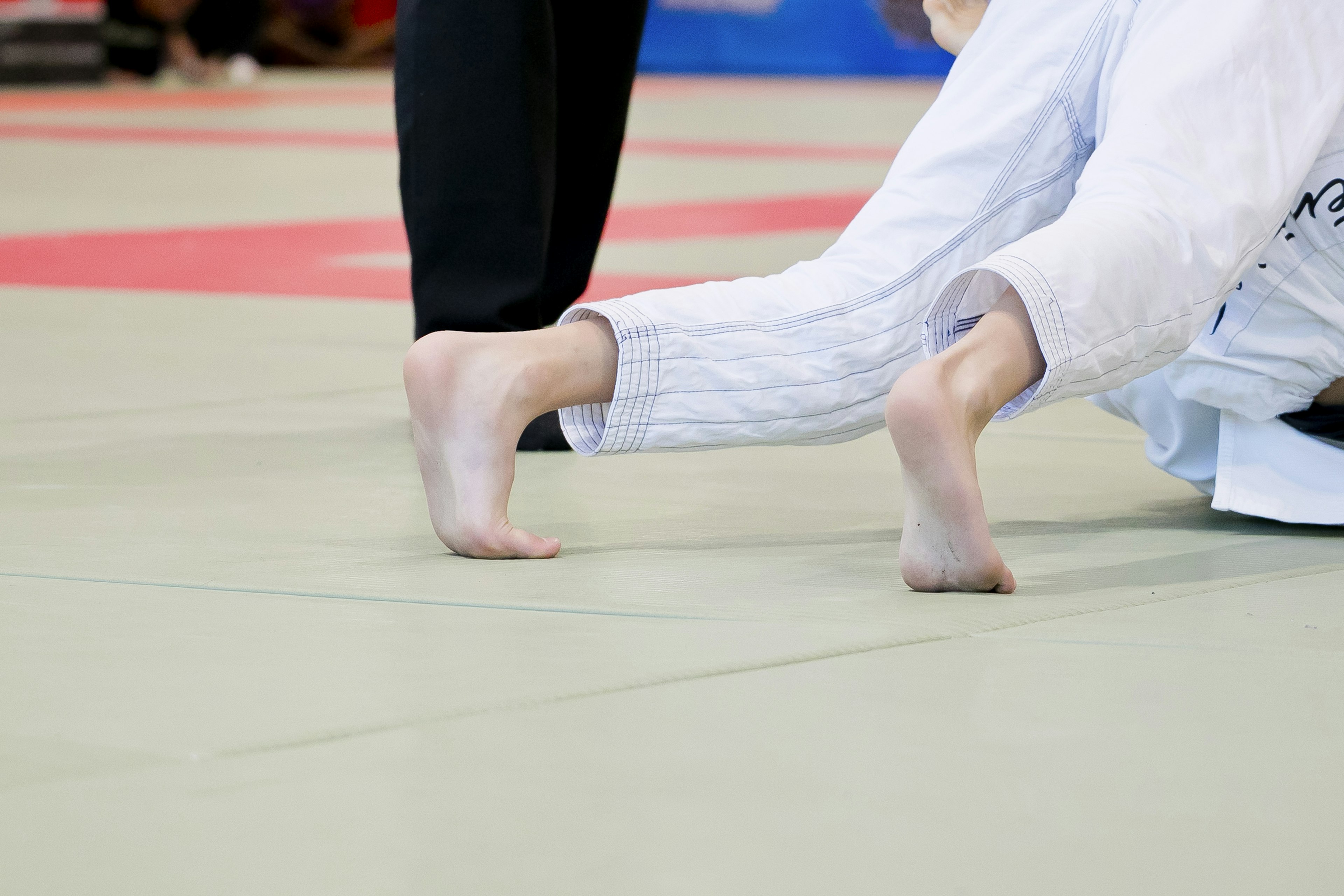 Gambar yang menyoroti gerakan kaki selama pertandingan judo