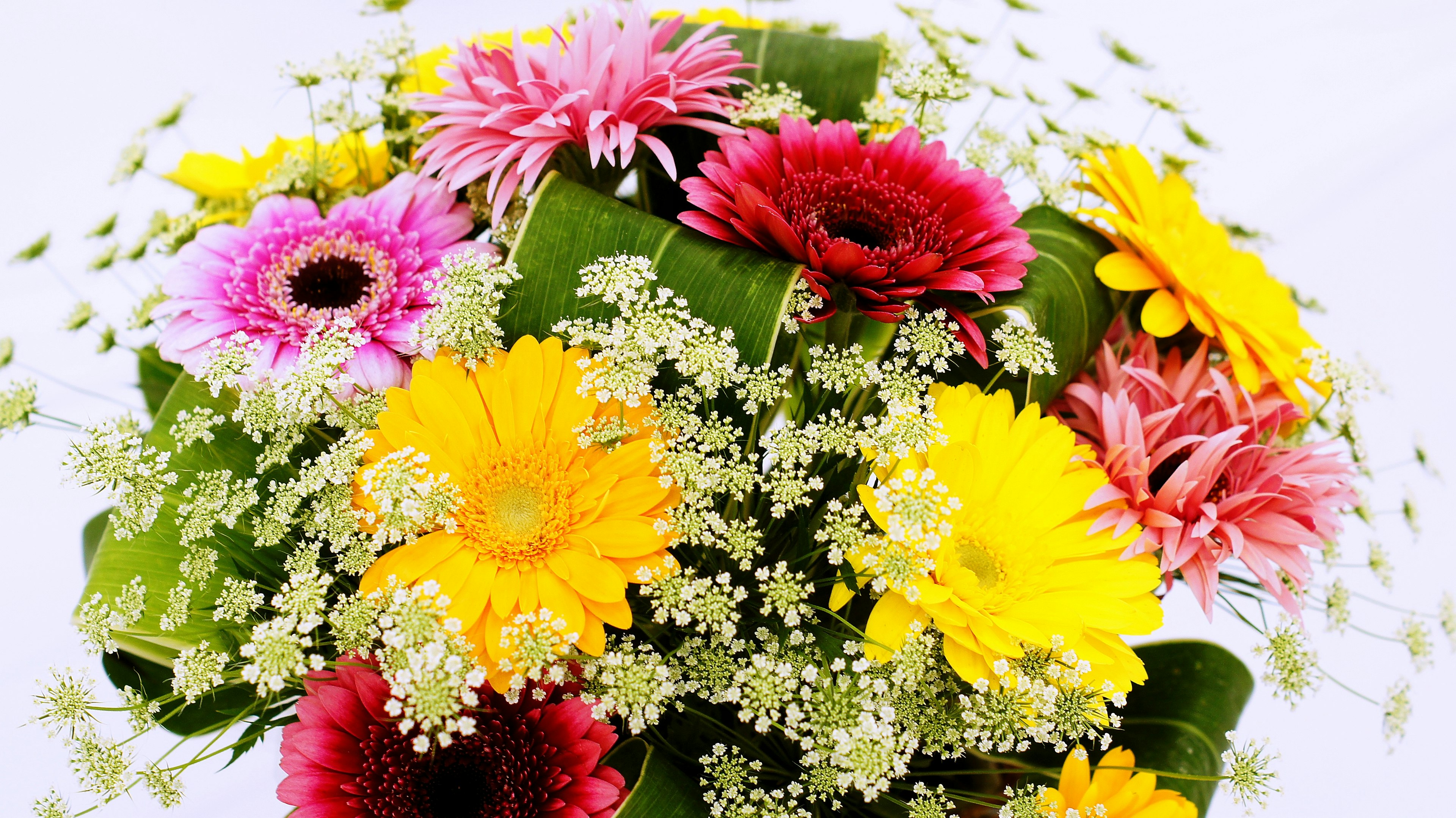 Bouquet coloré avec des fleurs roses et orange disposées harmonieusement