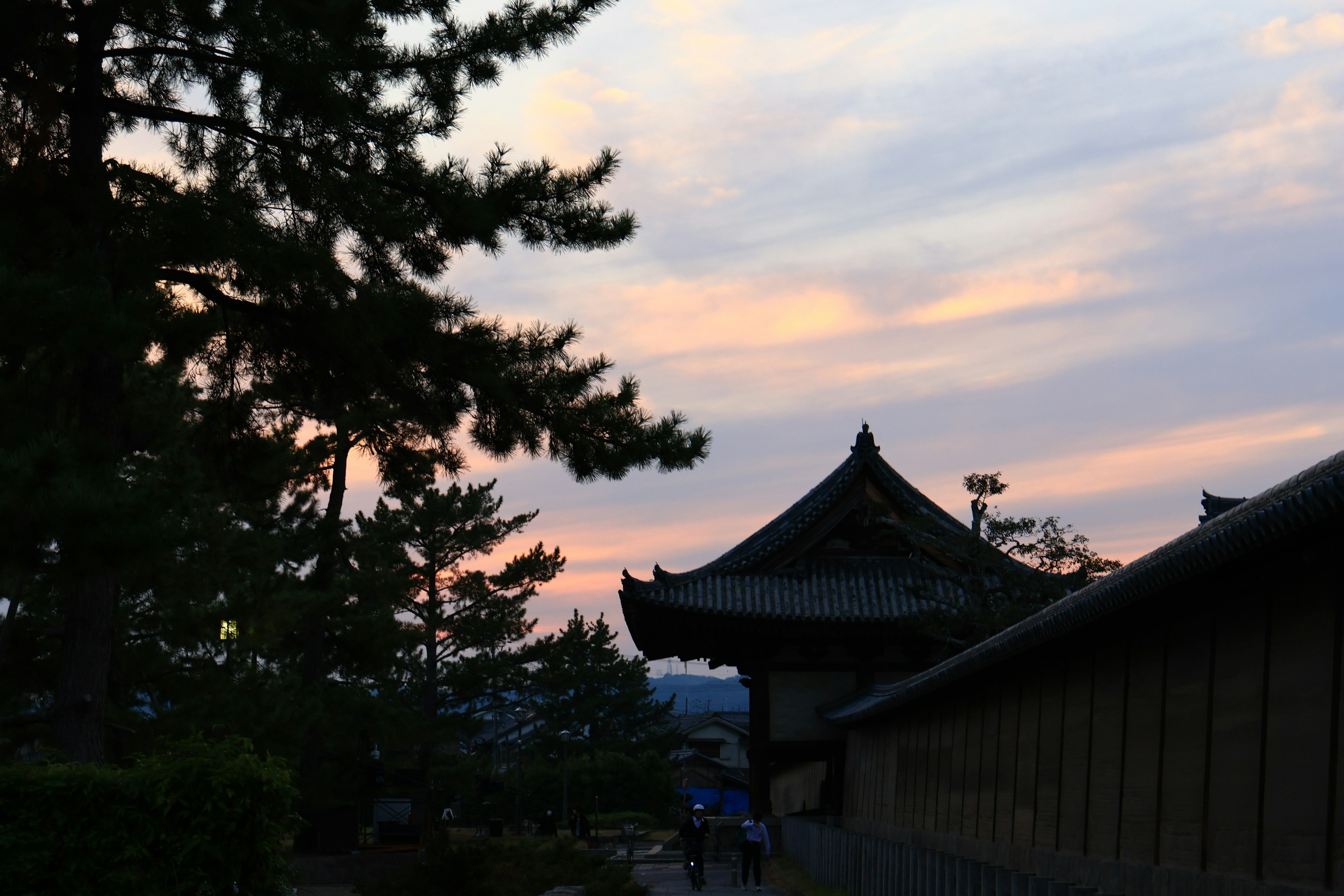 夕暮れの空と古い建物が見える風景