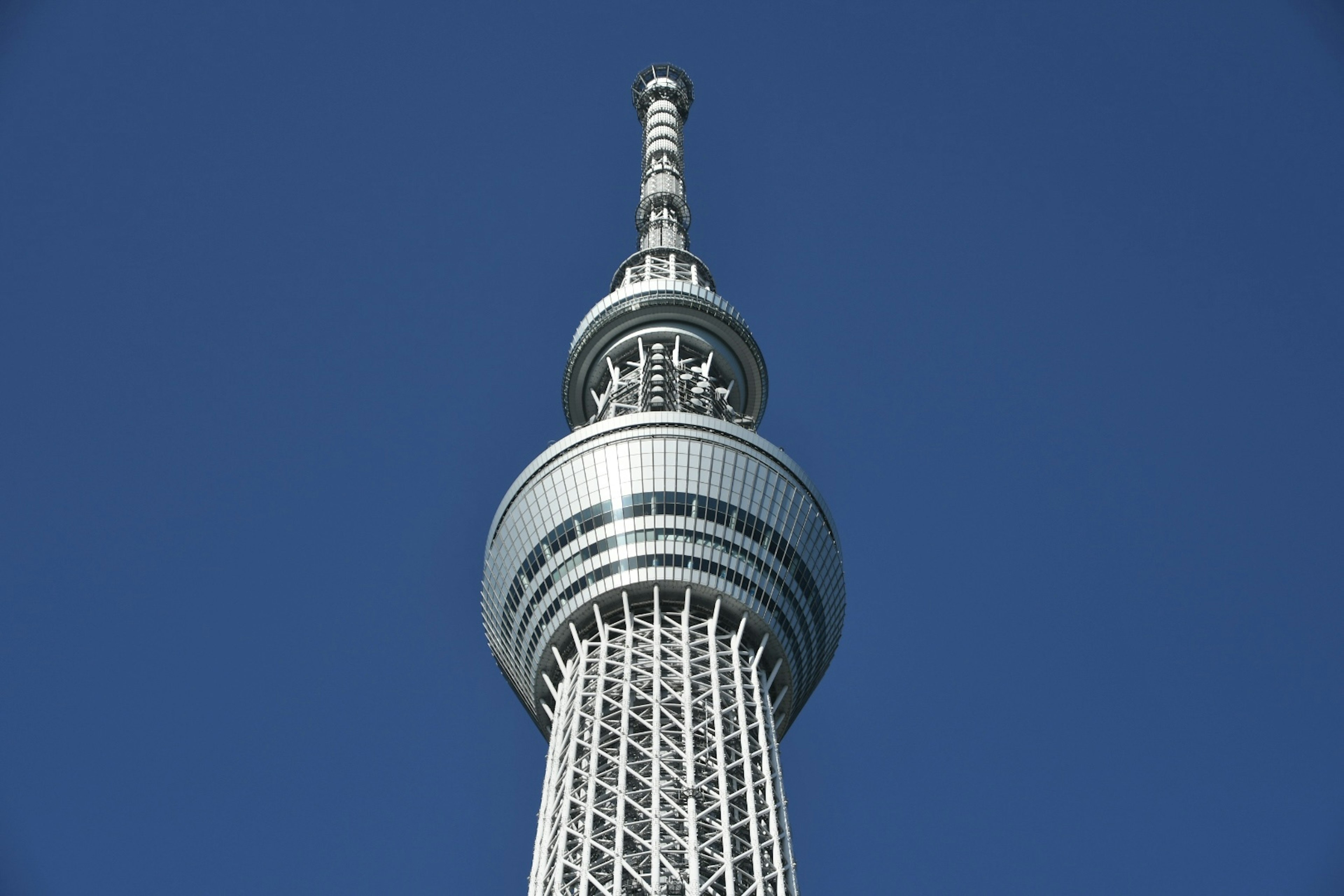 Vista del Tokyo Skytree dal basso contro un cielo blu chiaro