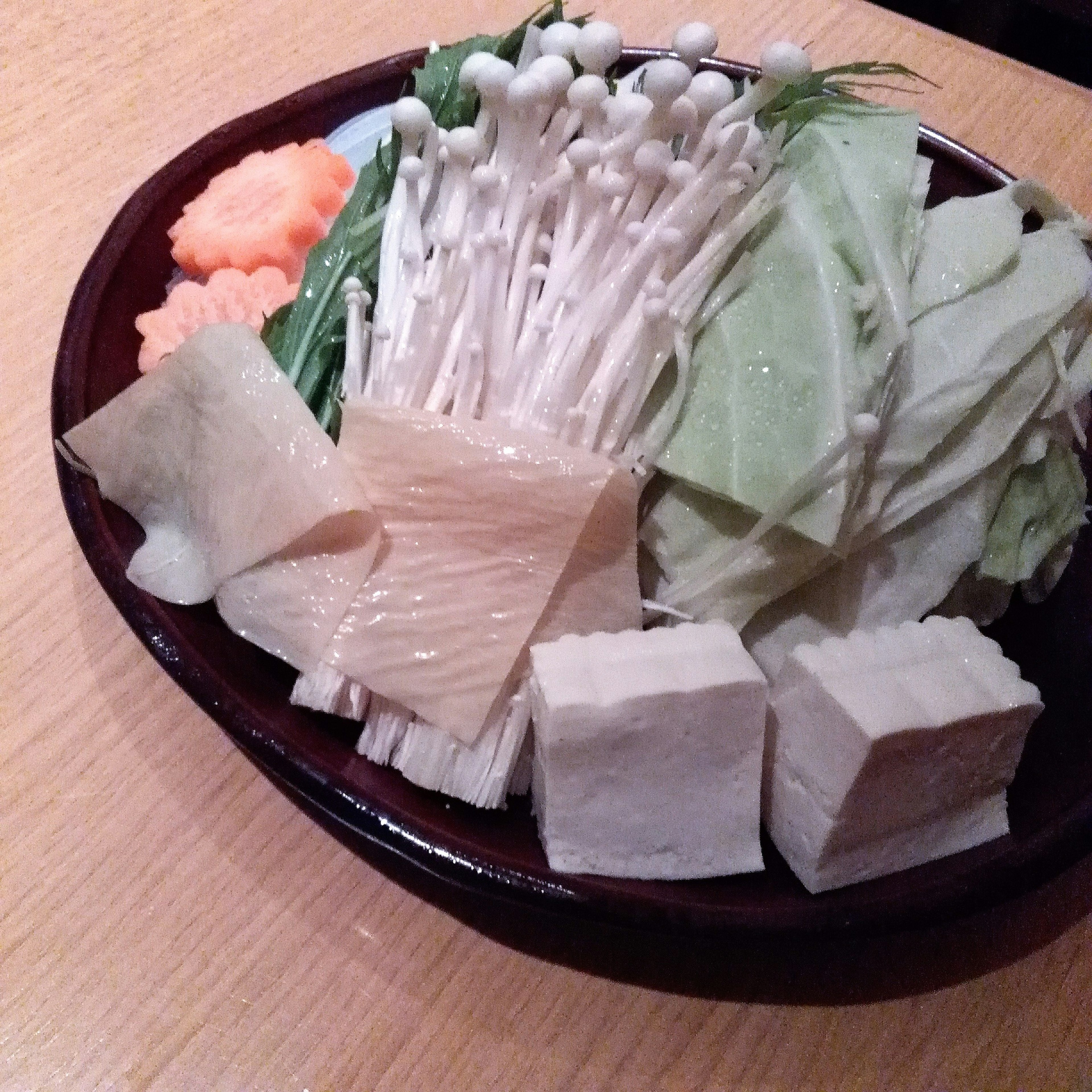 Un plato de verduras y tofu variados