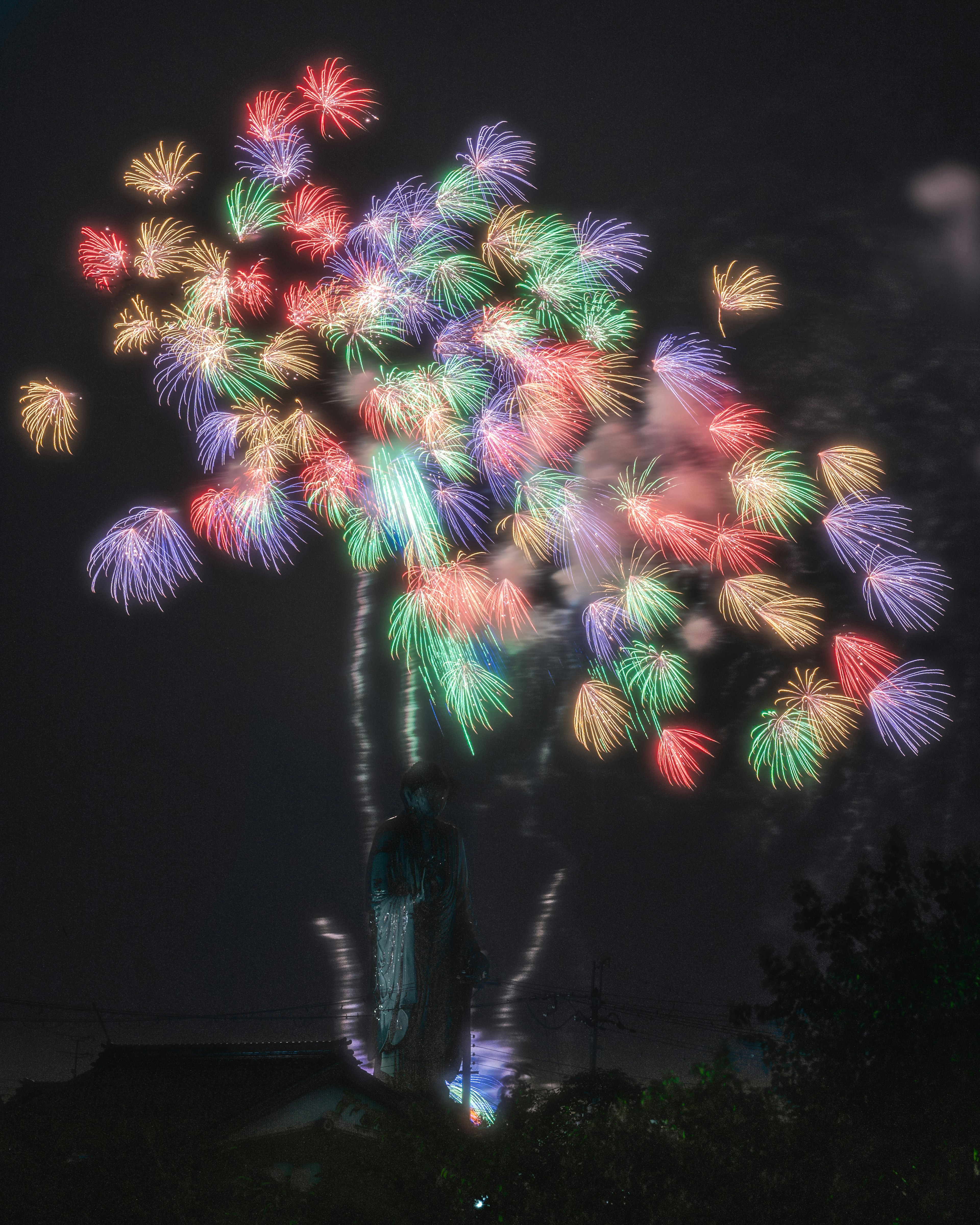 夜空中綻放的五彩煙花