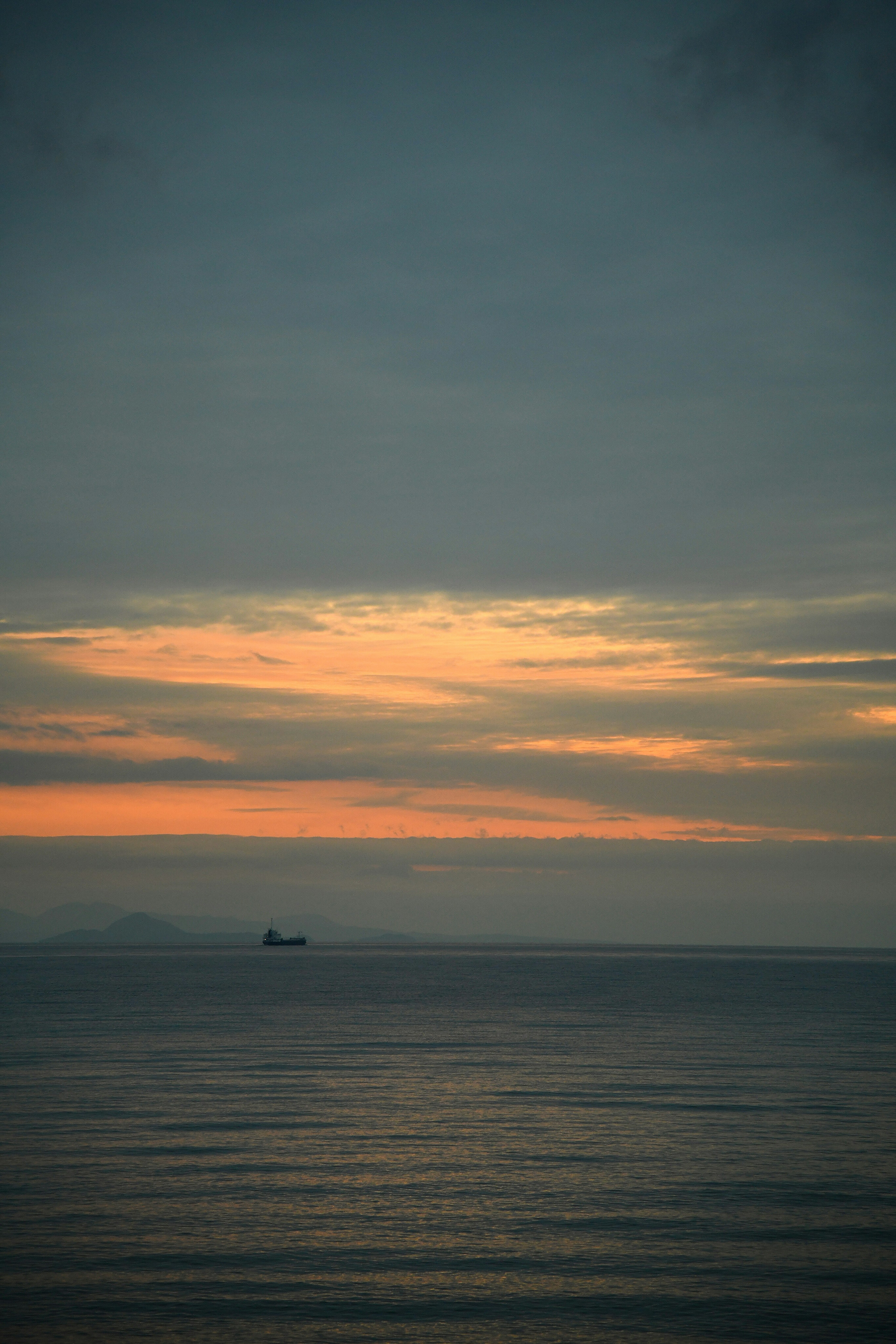 Laut tenang dengan langit matahari terbenam