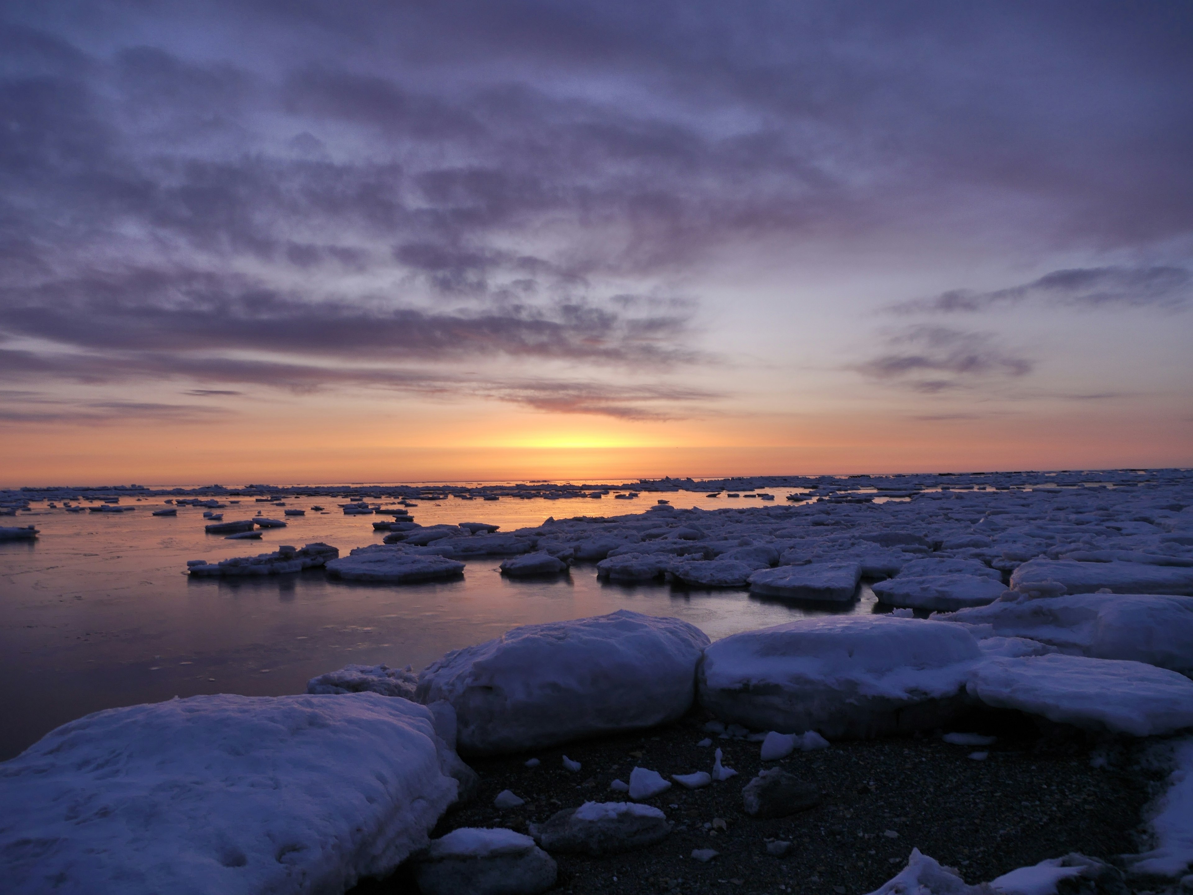 Océan serein avec des glaces flottantes et un magnifique coucher de soleil