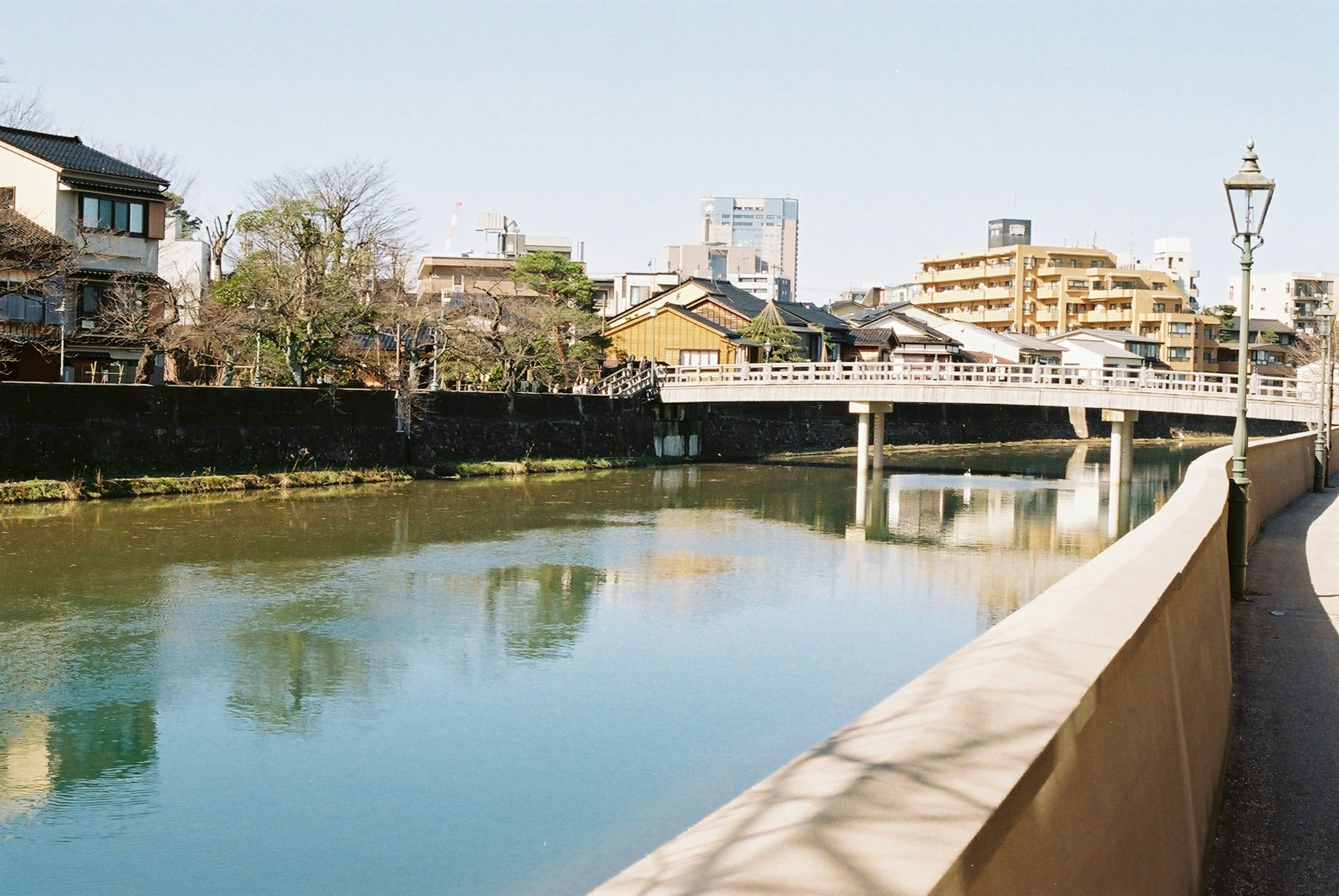 川沿いの風景に沿った建物と橋の景色