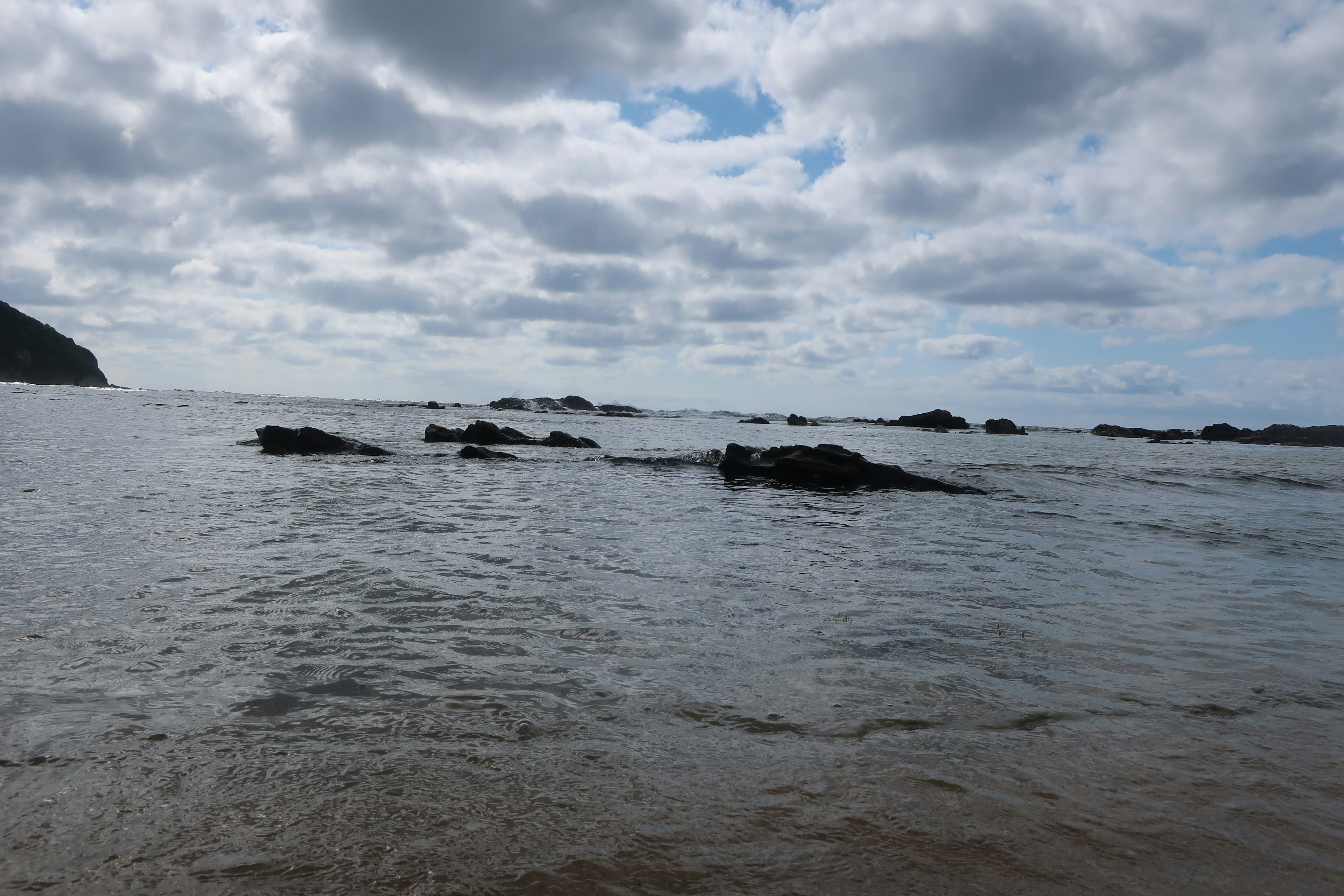 岩石海岸的优美景色和温和的波浪