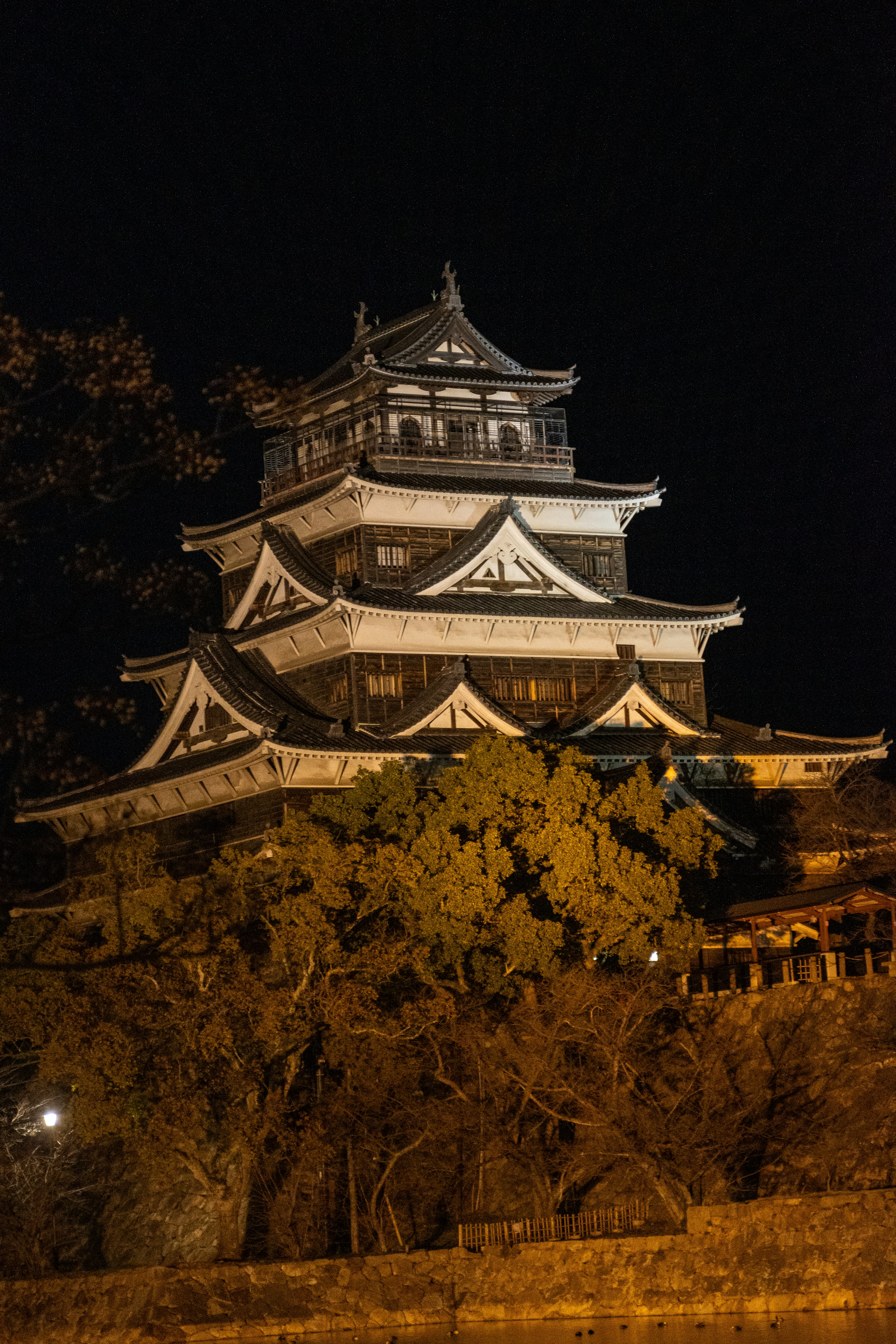 Pemandangan indah Kastil Hiroshima di malam hari