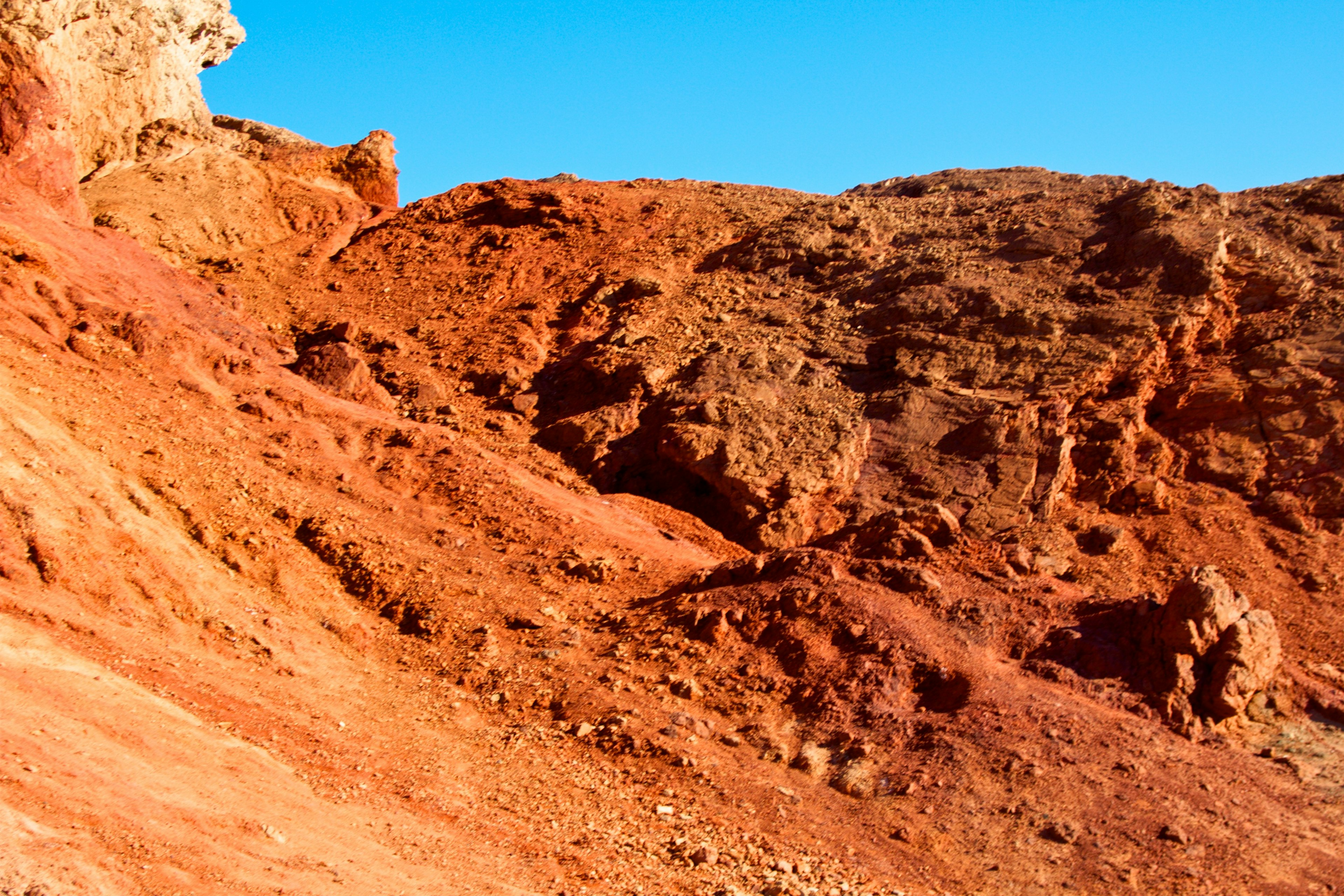 Paysage de roches rouges sous un ciel bleu clair