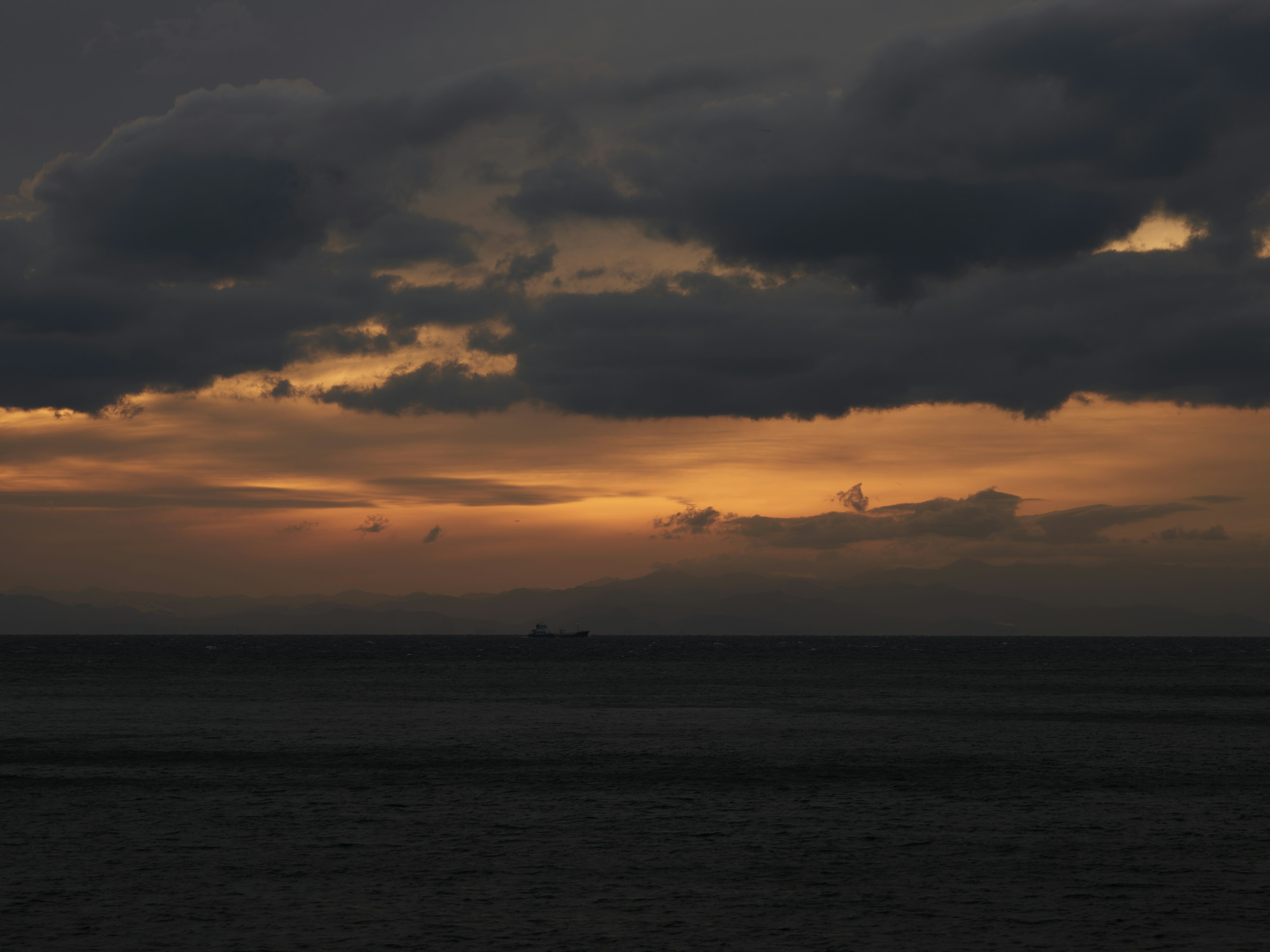 Schöner Sonnenuntergang unter dunklen Wolken