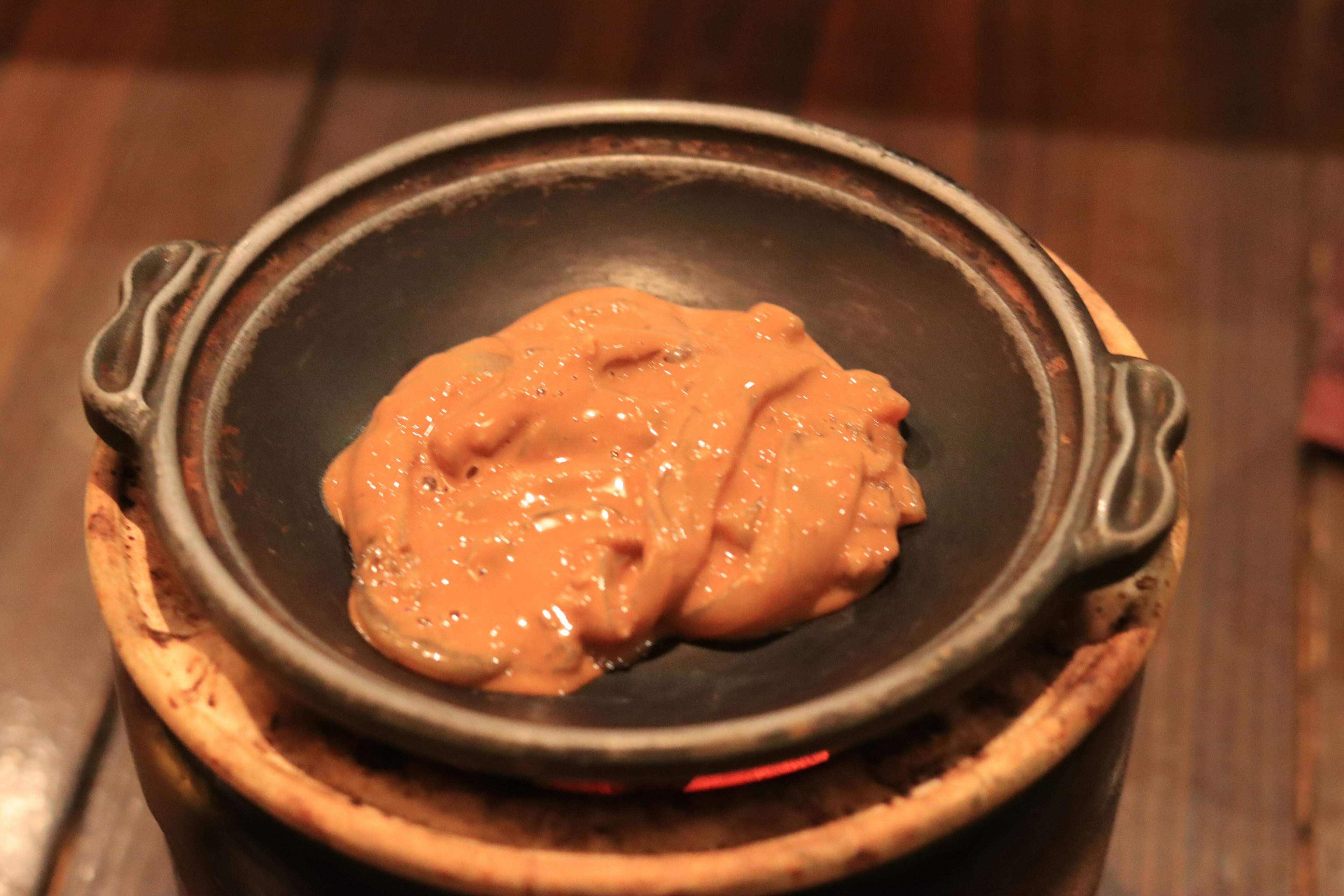 가열 중인 검은 냄비에 담긴 크리미한 요리