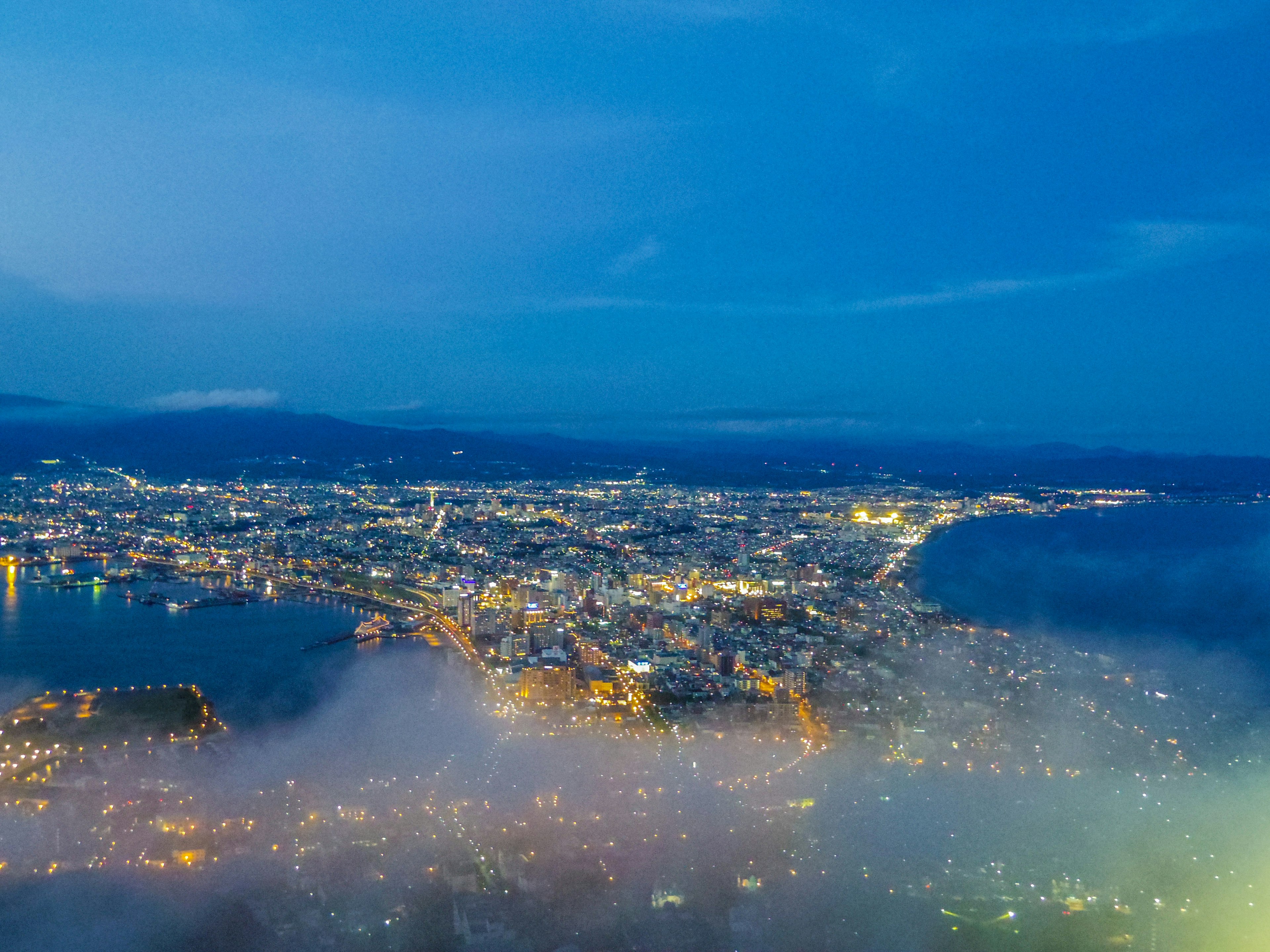 夜景と霧に包まれた都市の全景