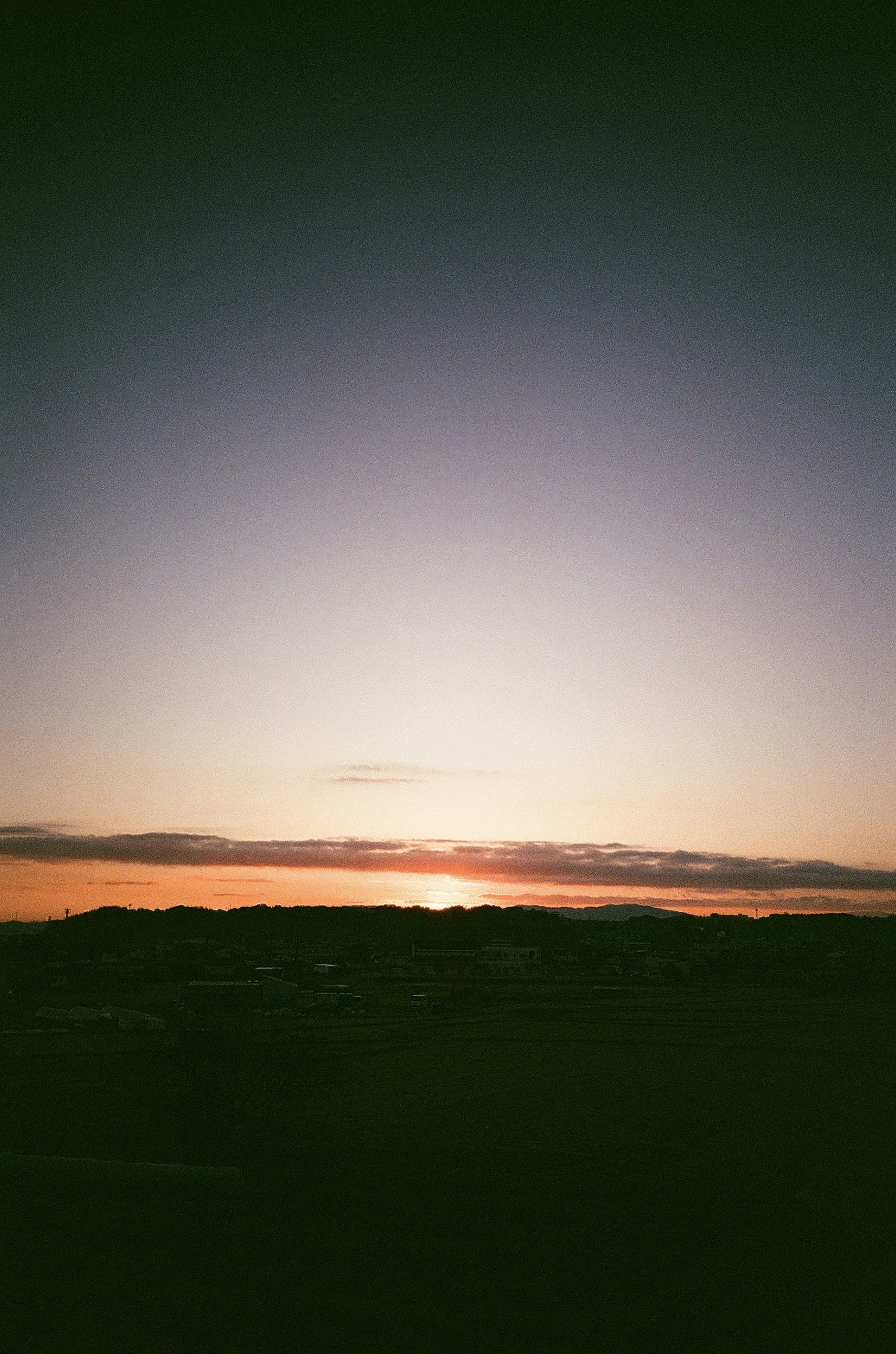 Schöner Sonnenuntergangshimmel mit silhouettierten Bergen