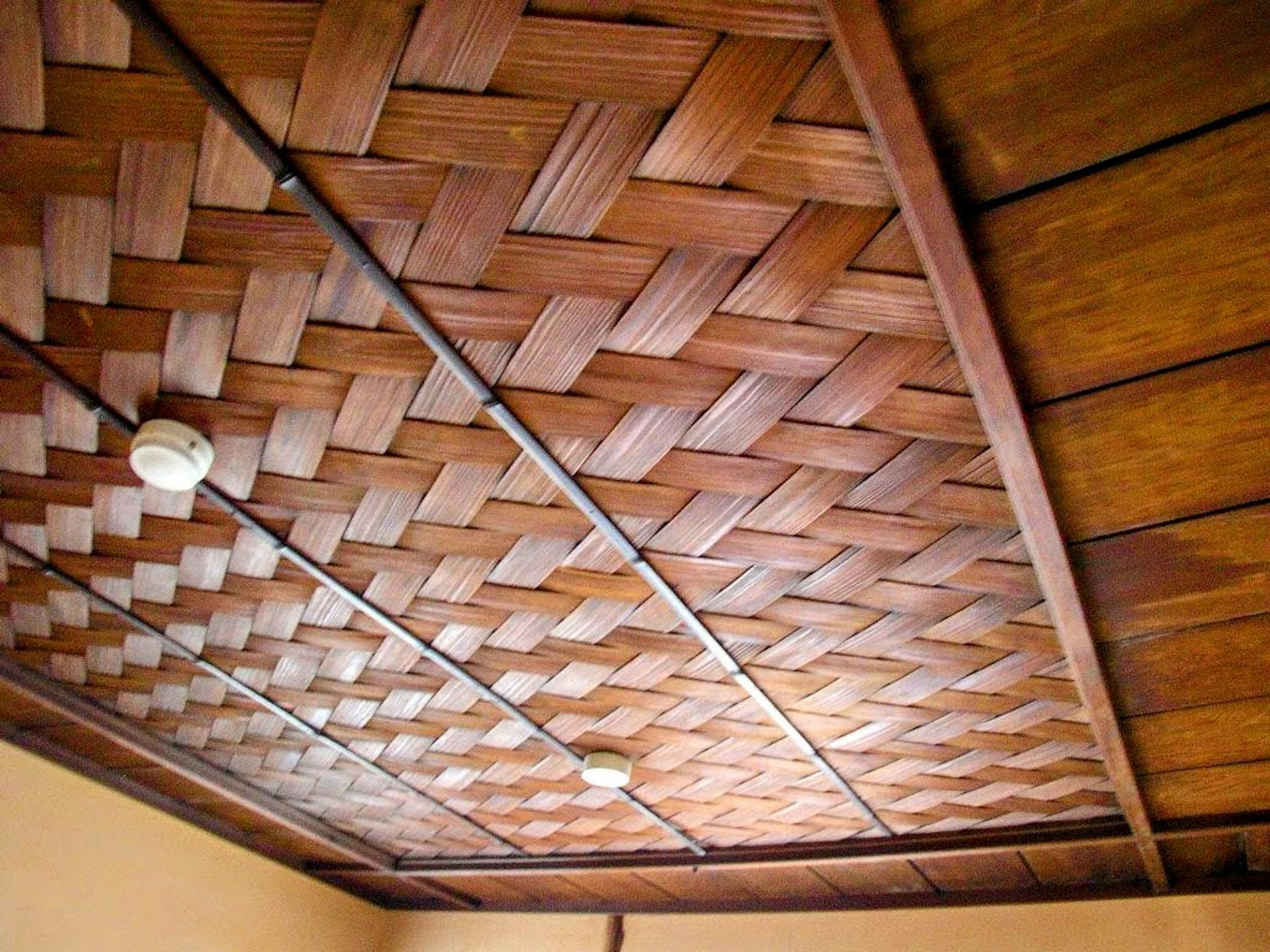 Soffitto in legno intrecciato con luci