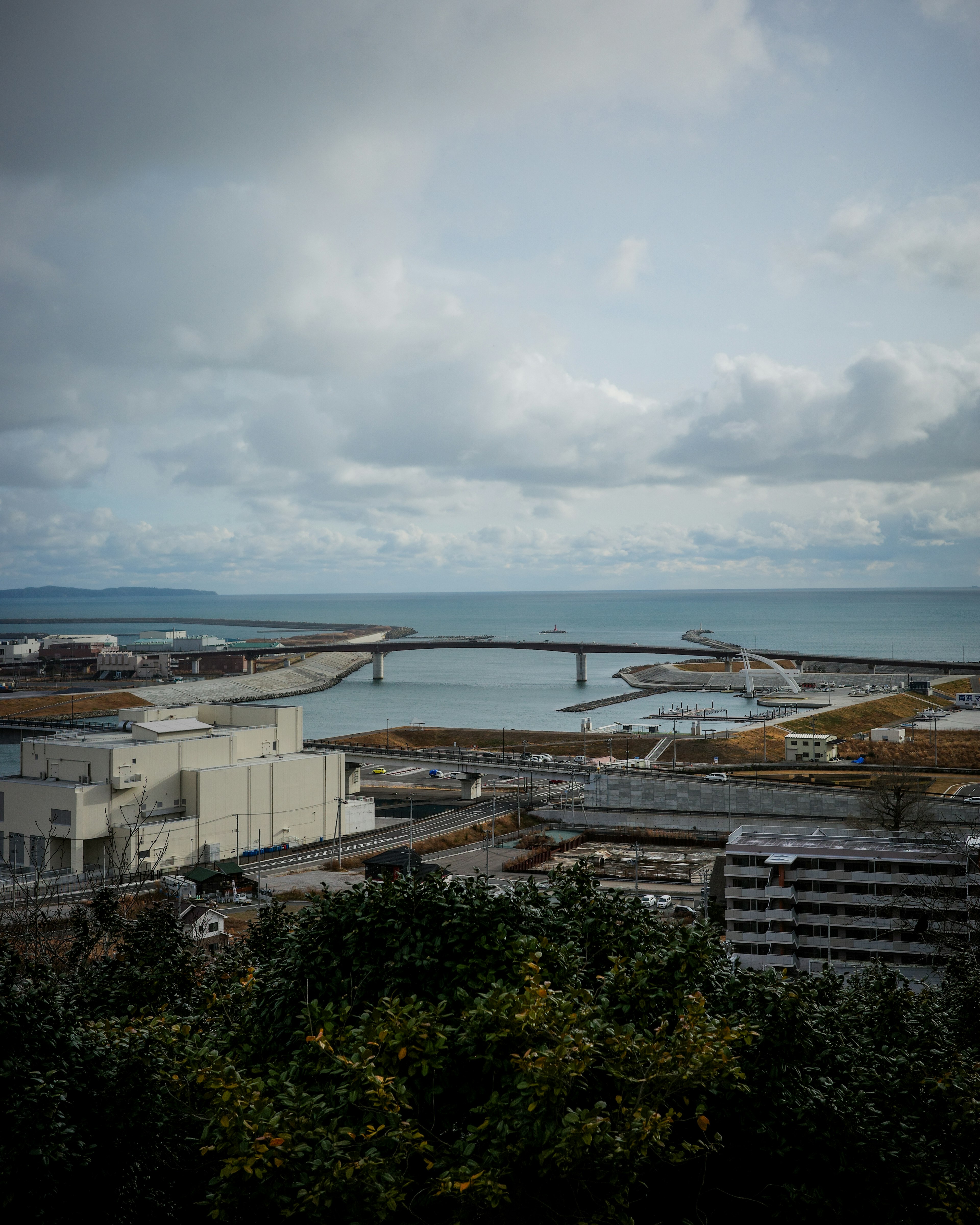 海と橋が見える風景 工業地域が広がる