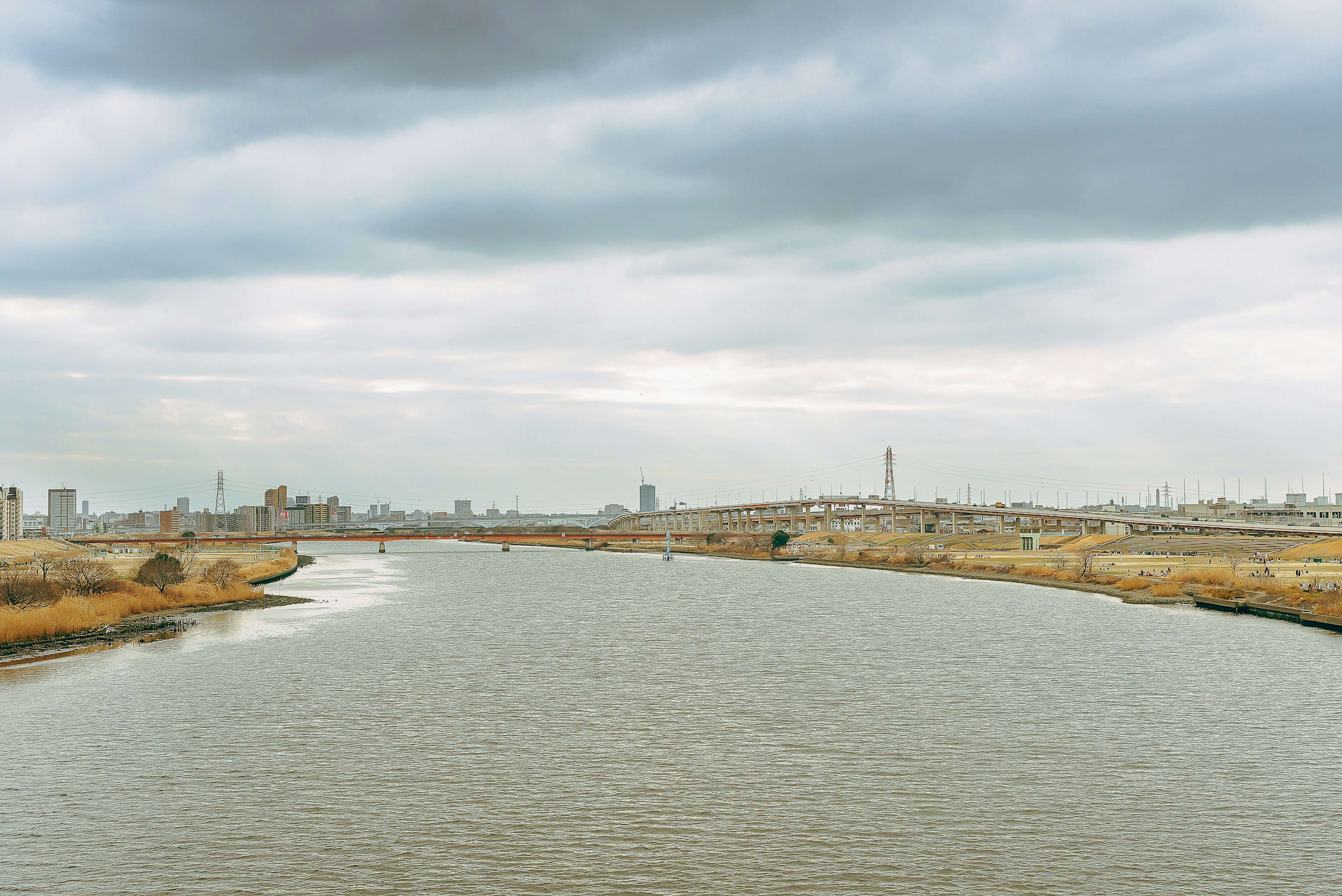 Ruhiger Fluss mit ruhigem Wasser und bewölktem Himmel