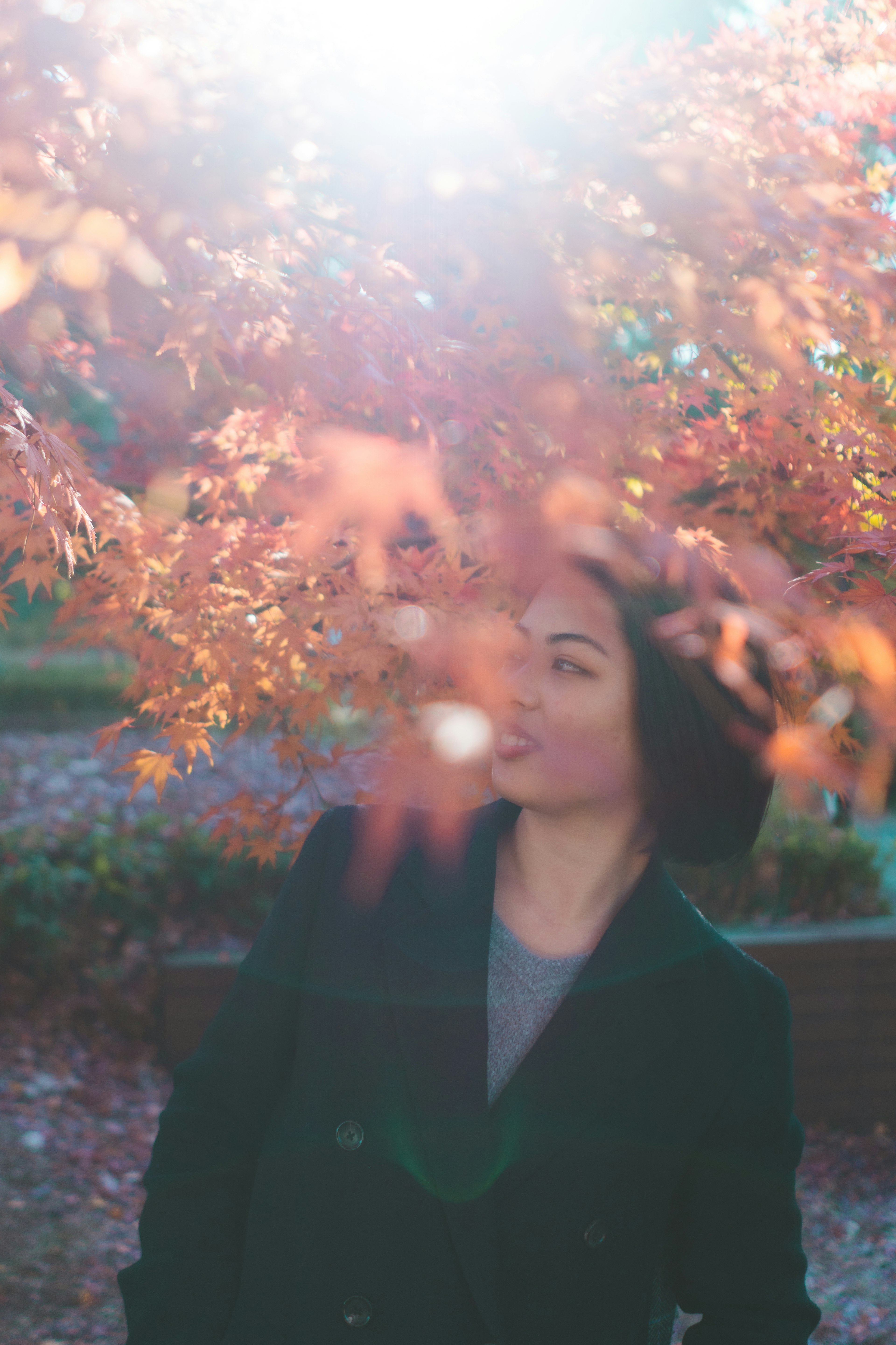 秋の紅葉の中で微笑む女性のポートレート