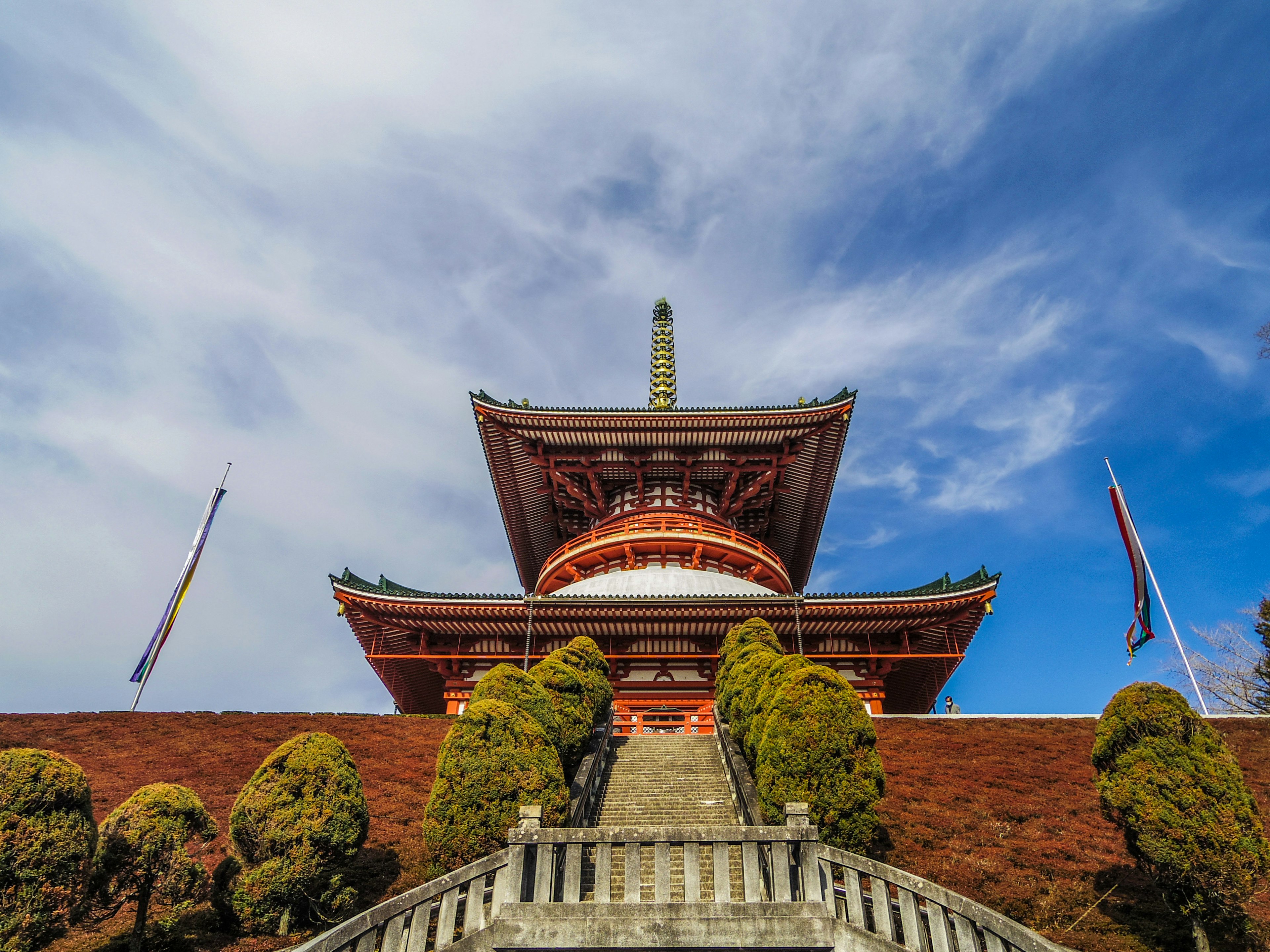 美しい寺院の建物が青い空の下にそびえ立つ