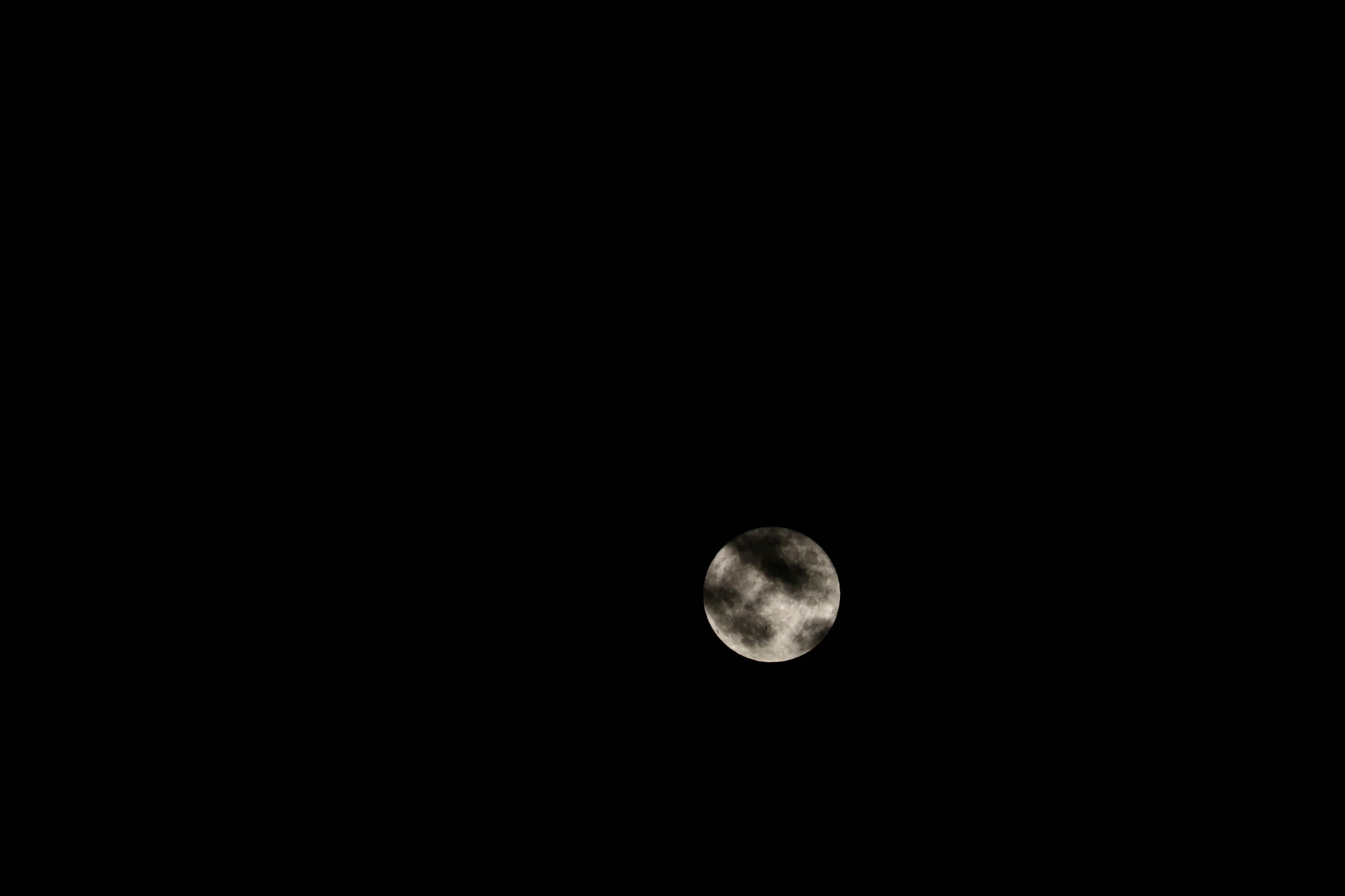 Lune brillante flottant dans un fond sombre