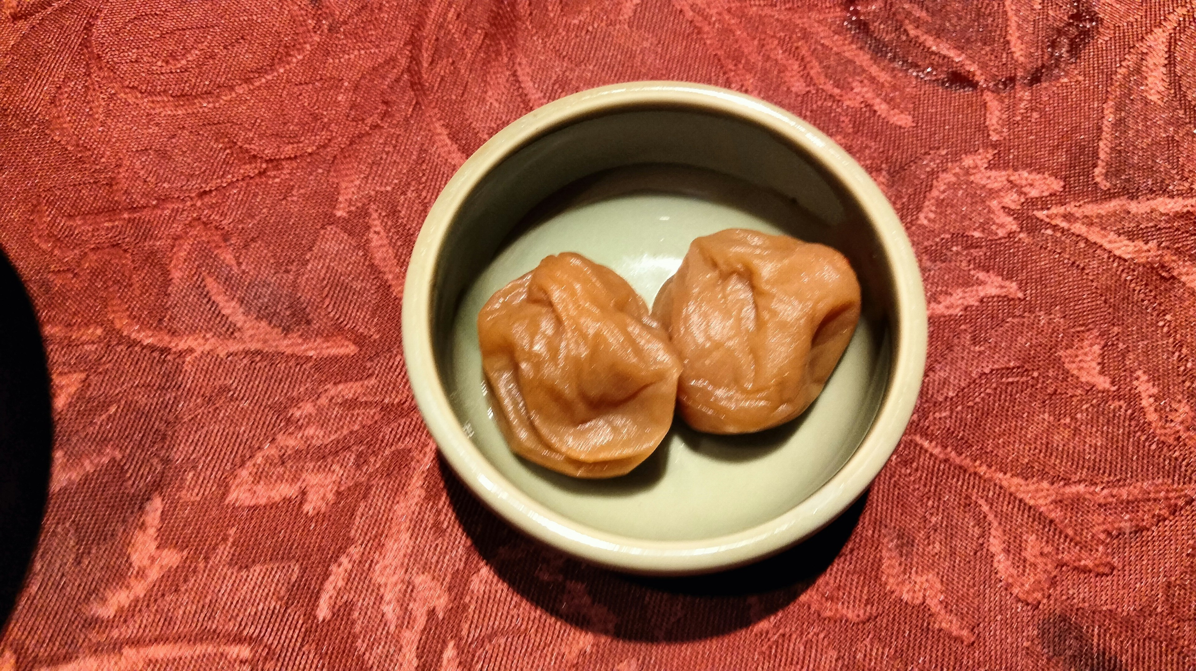 Frutti marroni in una ciotola verde