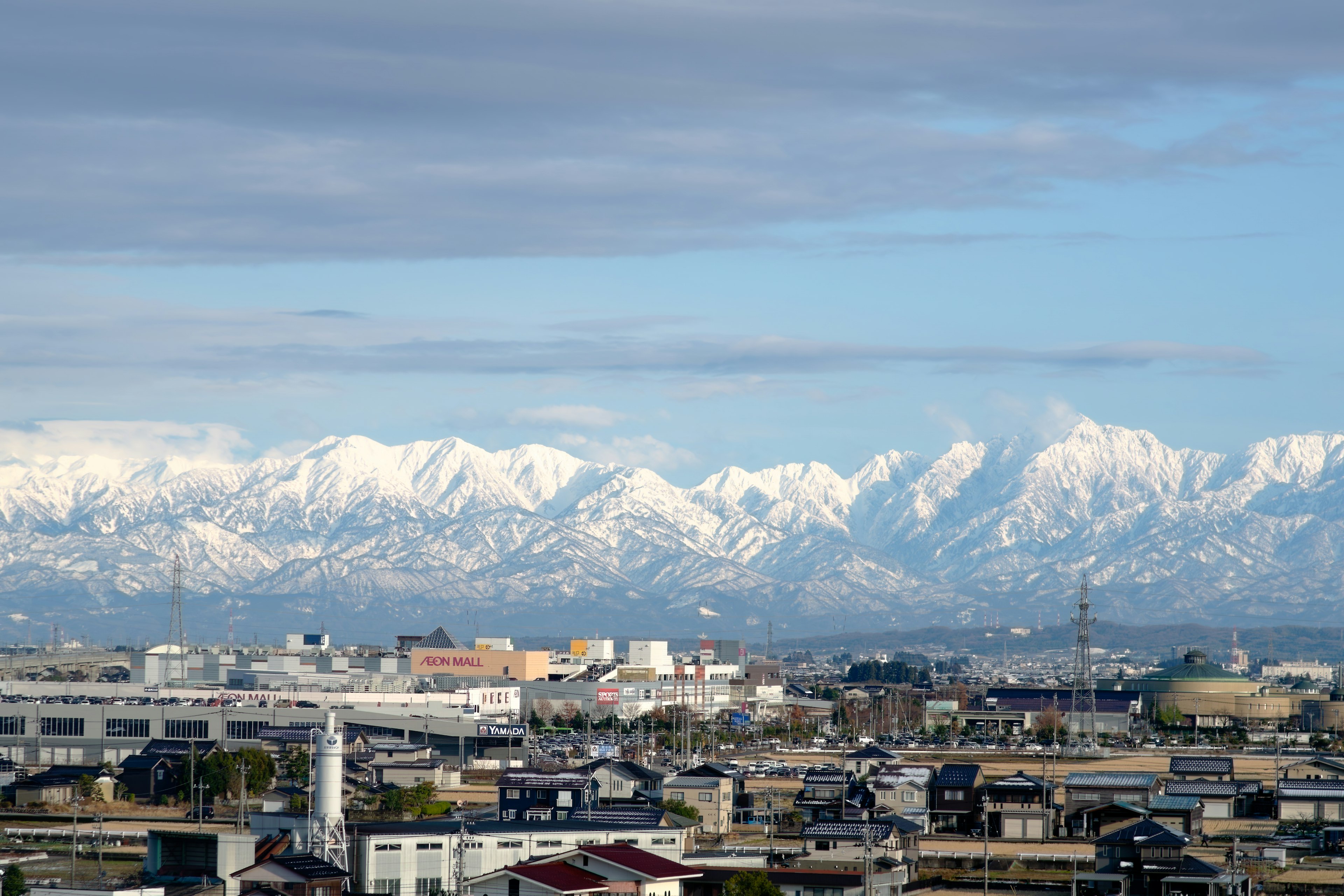 Schneebedeckte Berge überblicken eine Stadtlandschaft