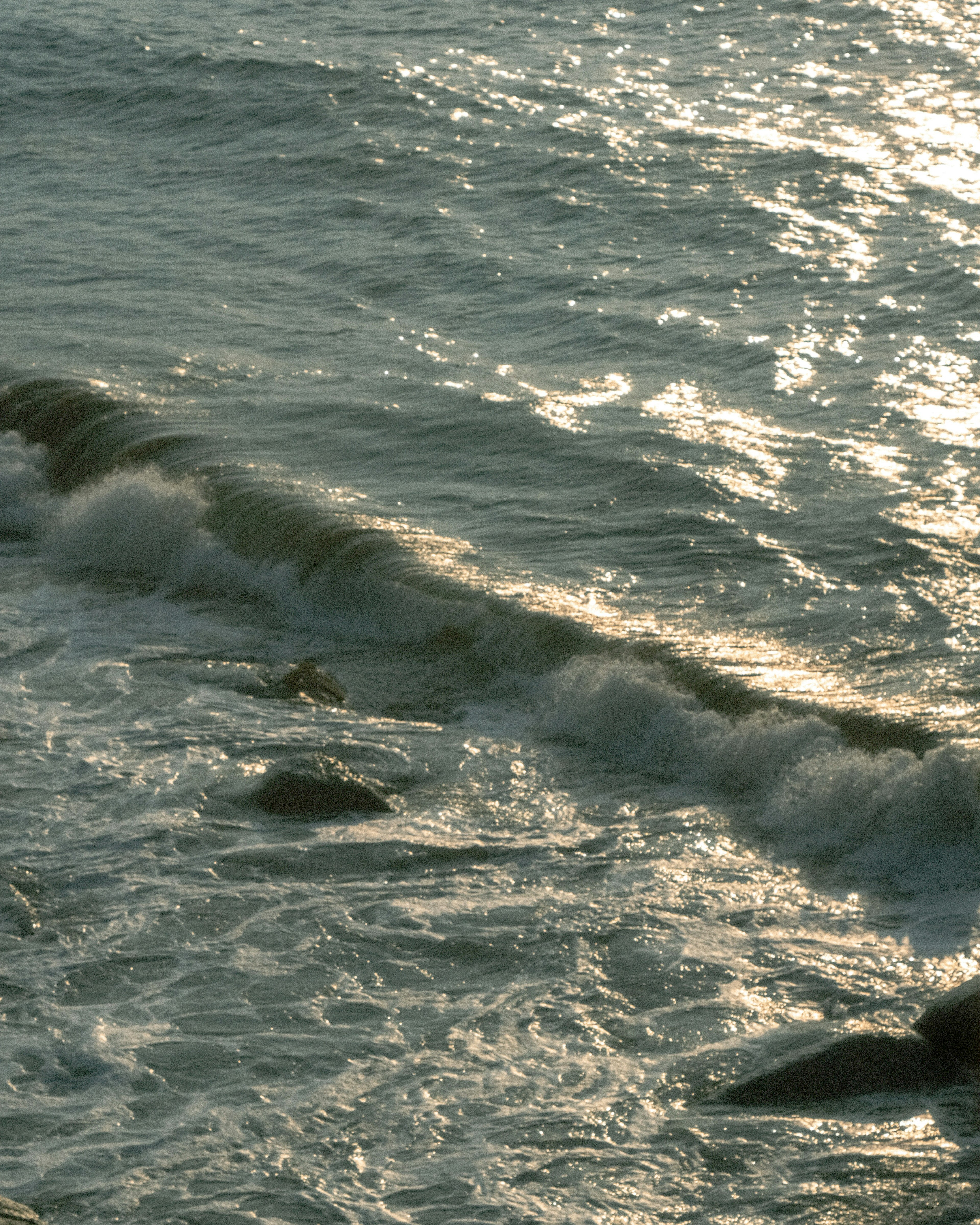 Vagues douces de l'océan s'écrasant sur des rochers