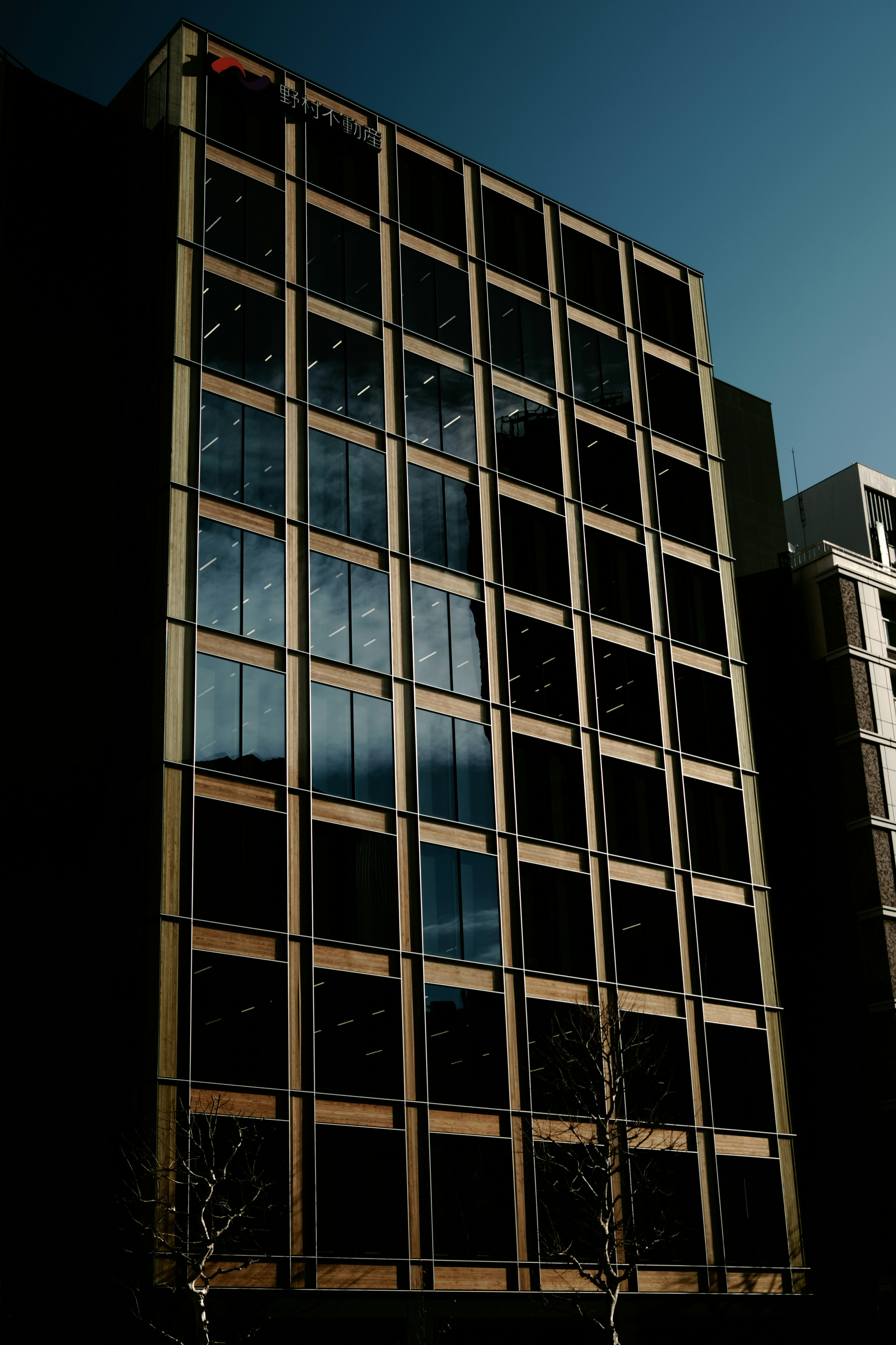 Exterior de un edificio de oficinas moderno con fachada de vidrio y marco de metal