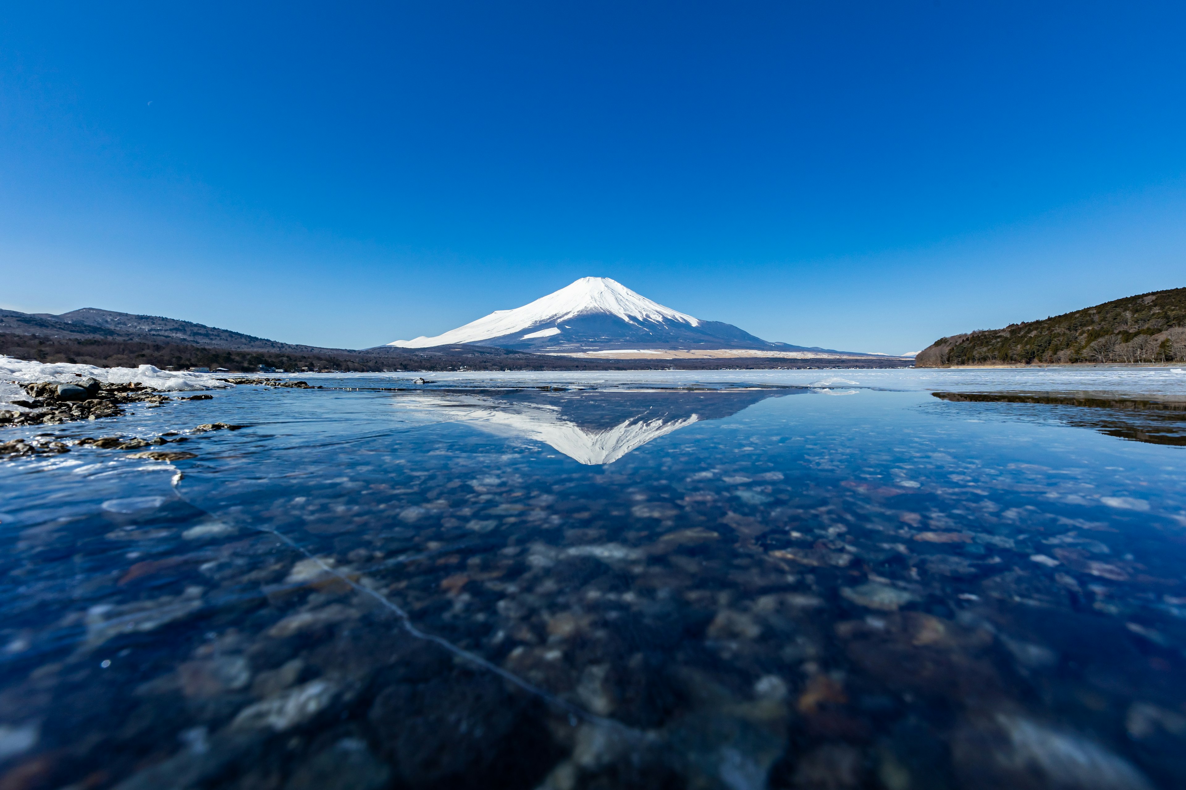 美しい富士山とその反射が映る静かな湖の風景