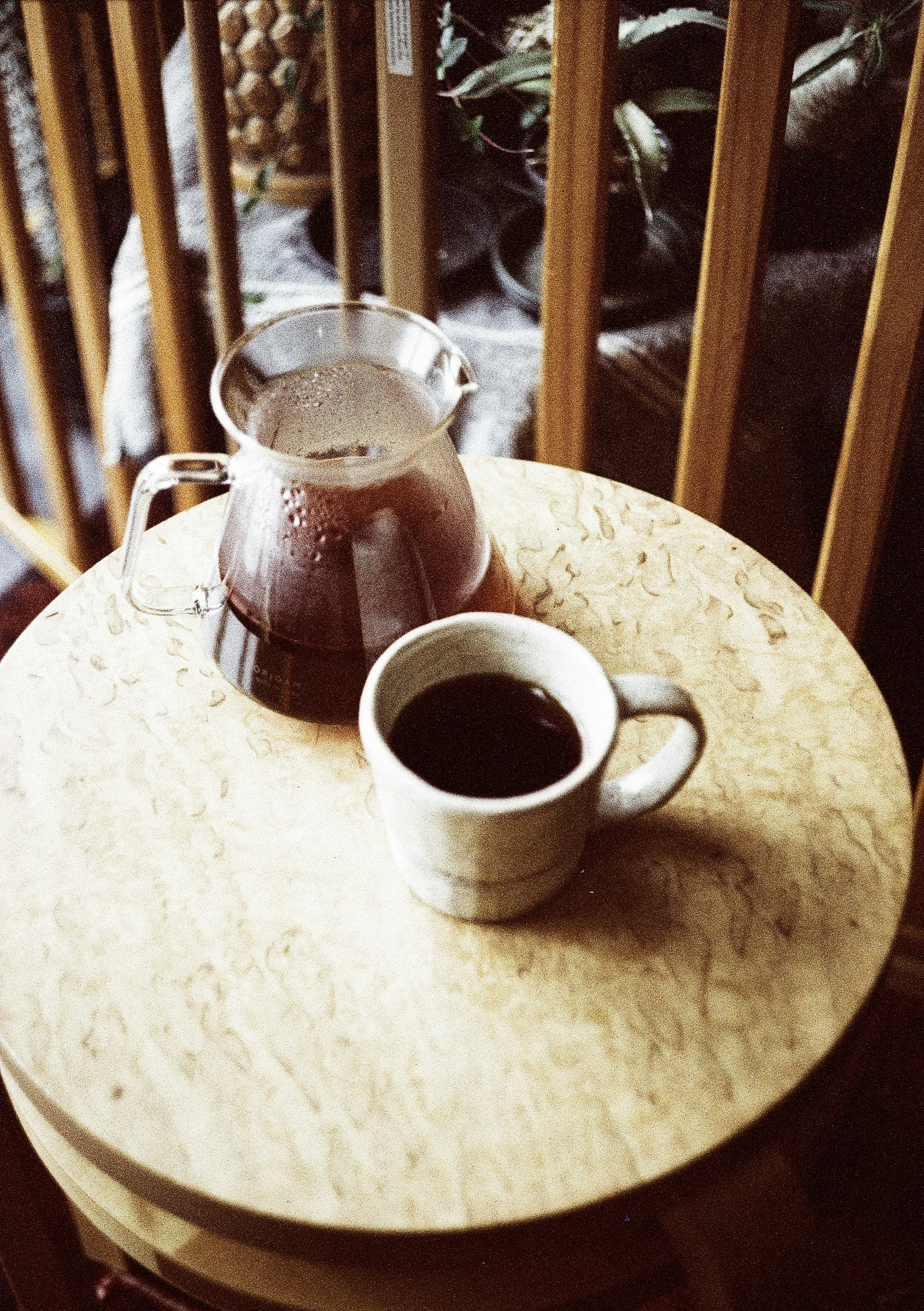 Kaffeetasse und -kanne auf einem Holztisch