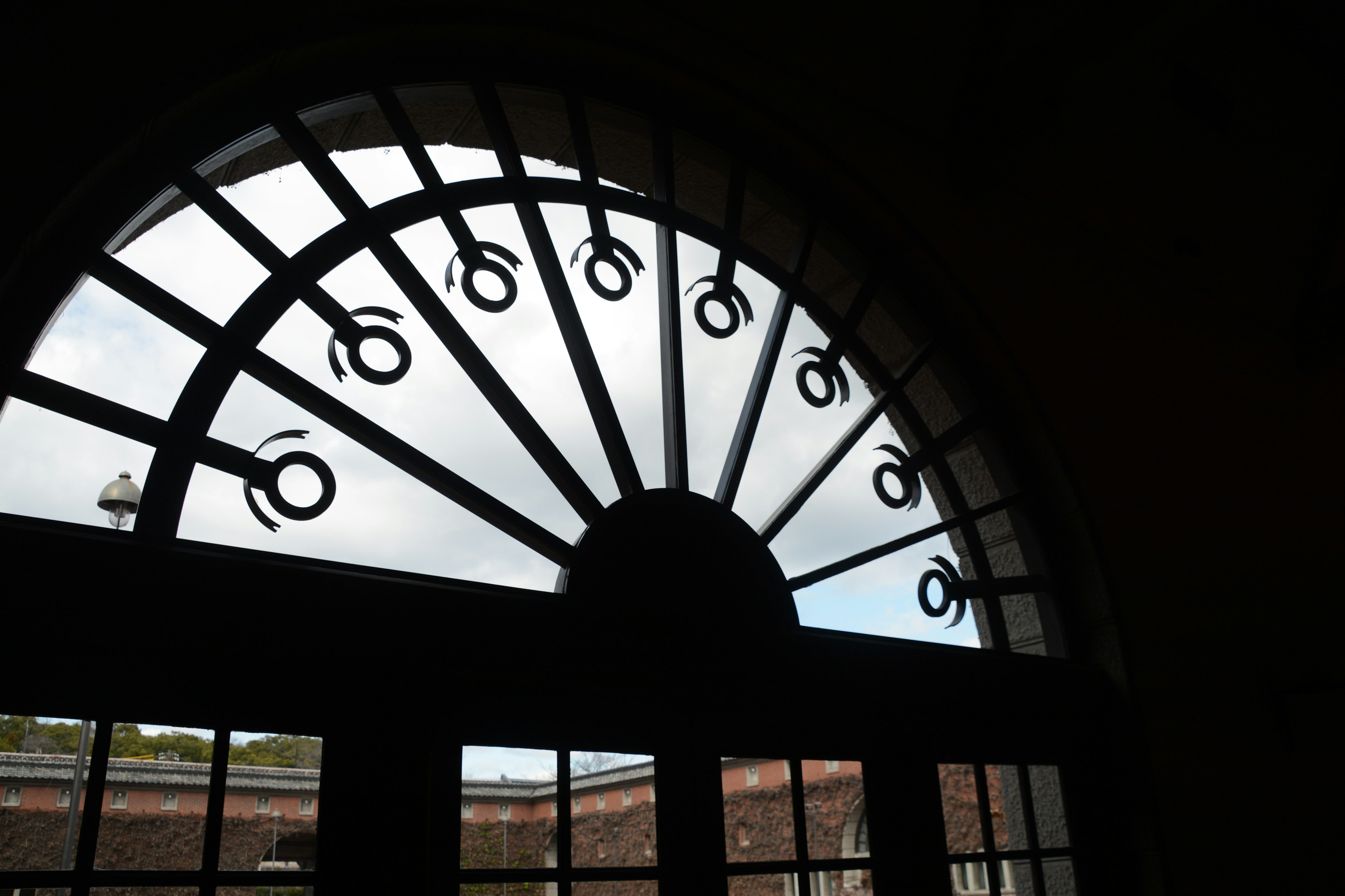 Ventana de arco con decoración de hierro