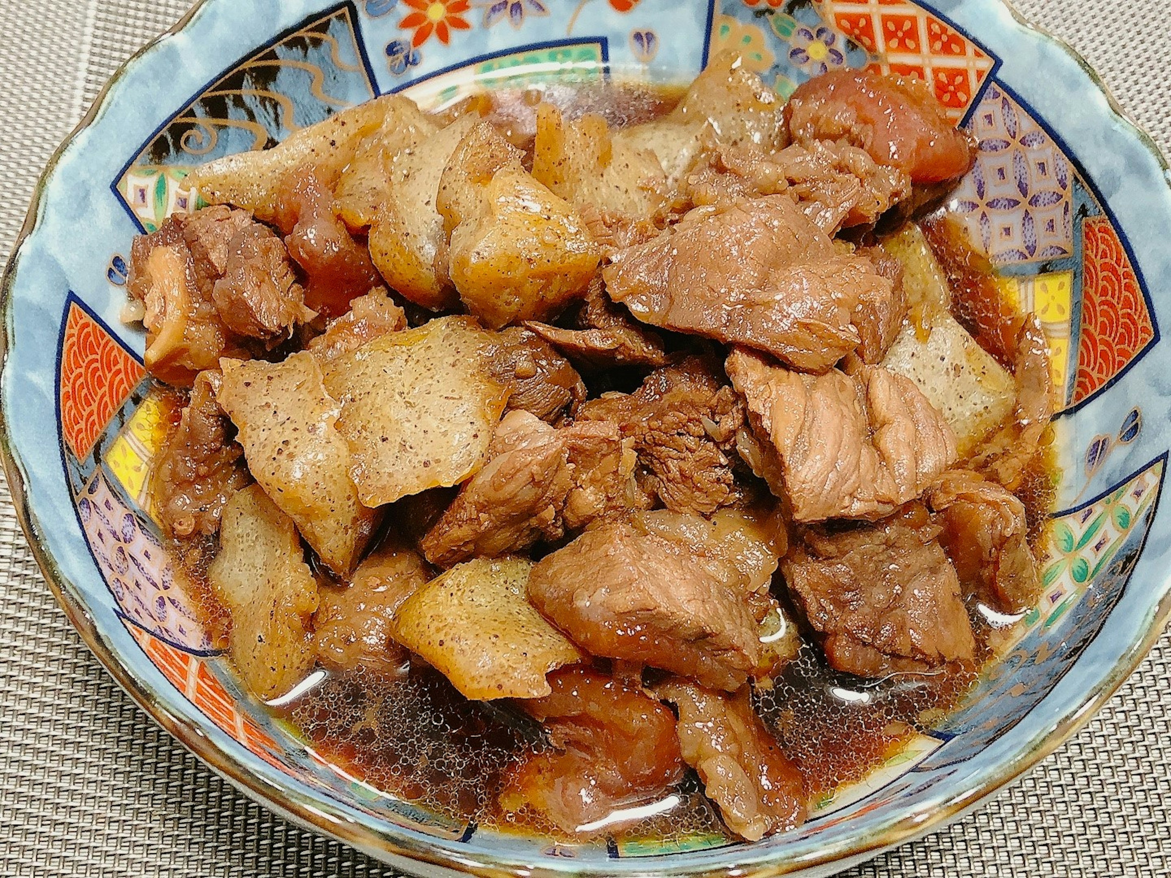 Estofado de carne y verduras delicioso servido en un tazón decorativo