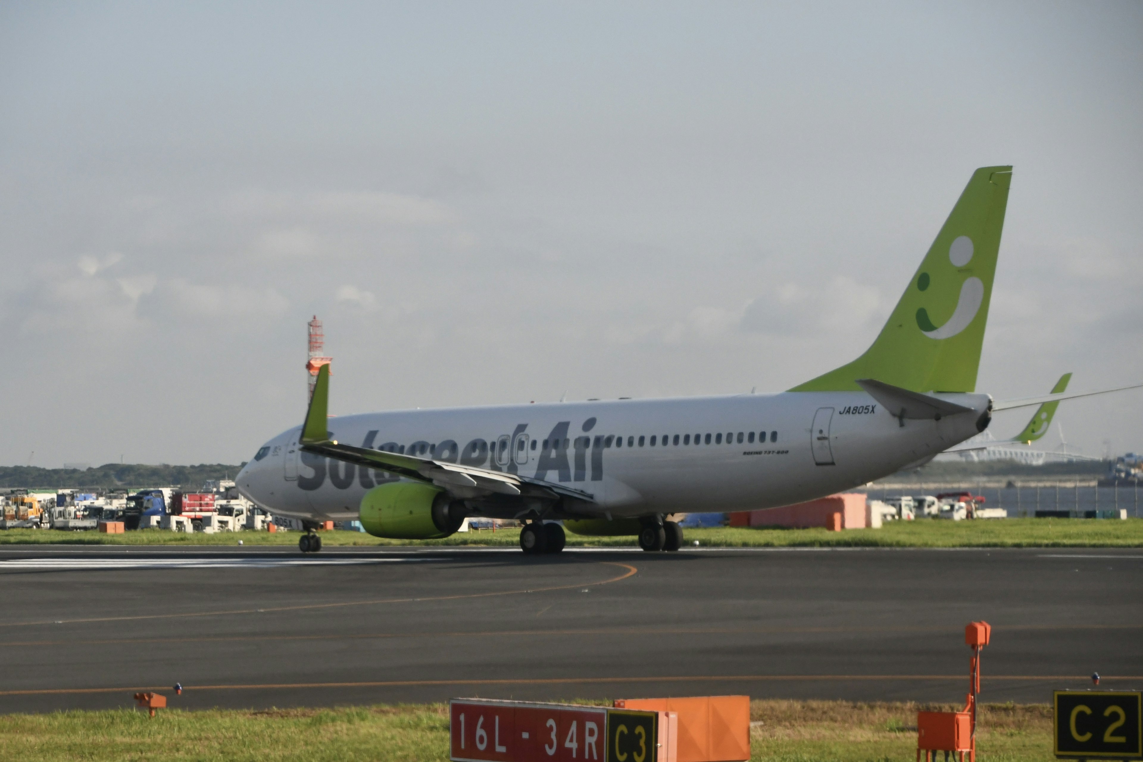 Solomaris Air Flugzeug, das auf der Landebahn mit grünem Logo rollt